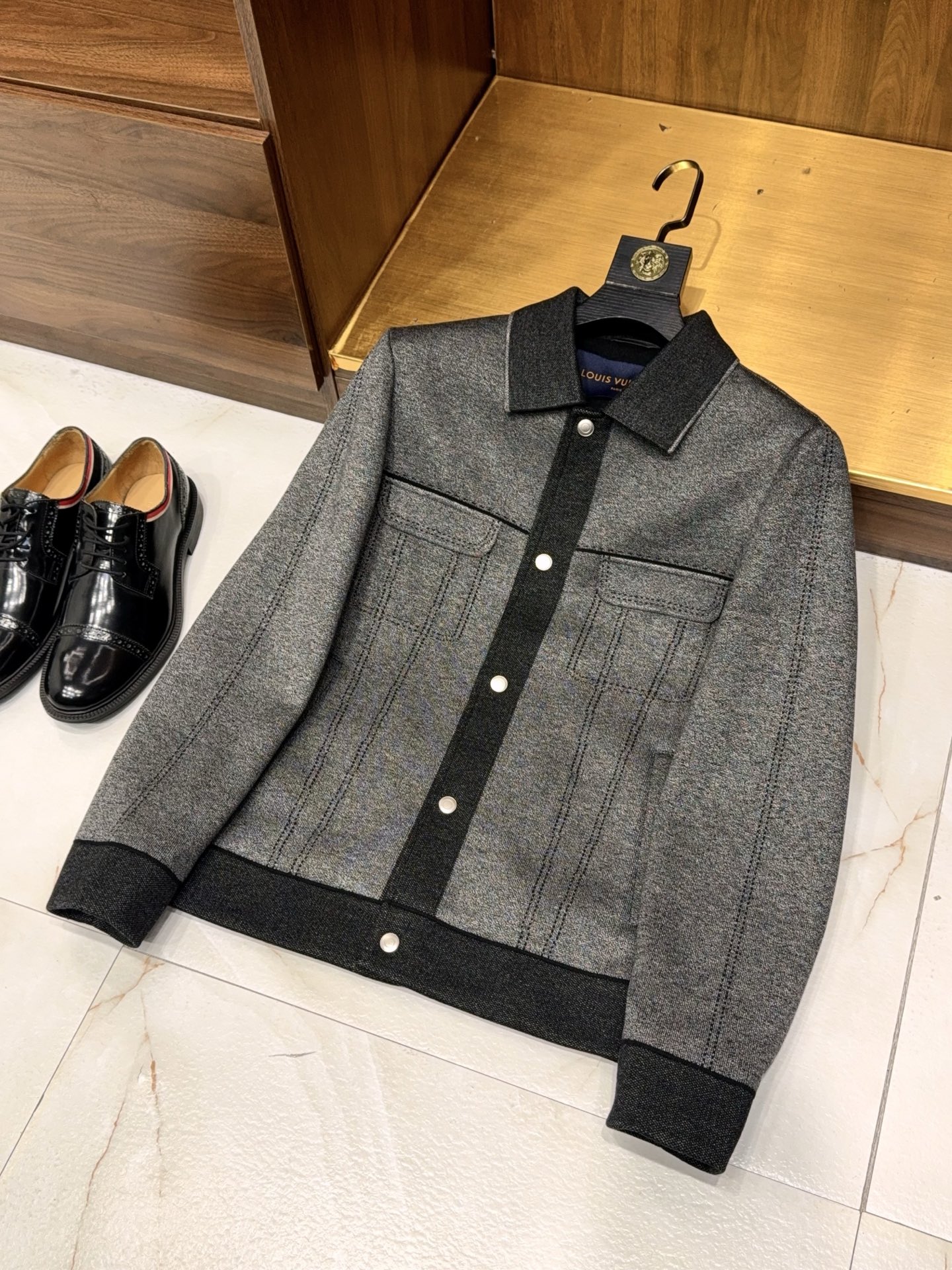 NO:567710,[Lvjia’s classic knitted jacket!  Selected floral yarns containing 27% wool, jacquard lines, outlines, contrasting placket, four-button coat] A dual interpretation of the texture and style of men's classic knitted jackets. Selected floral yarns containing 27% wool, giving the fabric a delicate touch and natural stiffness, taking into account warmth and breathability, making daily wear comfortable and burden-free.  The body is designed with exquisite jacquard lines, with clear and three-dimensional textures, breaking the monotony of solid colors, showing craftsmanship in details, and revealing high-end texture in a low-key manner. The neat silhouette tailoring fits the body shape but is not tight, and can easily modify the body proportions, making it easy to control whether it is a casual occasion or a light business scene.   The contrasting placket with four-button design not only strengthens the visual layering and makes the overall look more dynamic, but also opens and closes conveniently and smoothly. It is both beautiful and practical, making it easy to create elegant and personalized men's wear. M-3XL,, louis vuitton, louis vuitton, jackets & coats, jackets & coats, alexander wang19860909【驴家经典针织夹克！甄选含27羊毛花纱纱线提花走线轮廓撞色门襟四合扣款外套】男士经典针织夹克质感与格调的双重诠释. 精选含27羊毛的花纱纱线,赋予面料细腻触感与自然挺括度,兼顾保暖性与透气性,日常穿着舒适无负担. 衣身采用精致提花走线设计,纹理清晰立体,打破纯色单调感,在细节处彰显匠心工艺,低调中透露高级质感.利落的轮廓剪裁,贴合身形却不紧绷,轻松修饰身形比例,无论是休闲场合还是轻商务场景都能轻松驾驭. 撞色门襟搭配四合扣设计,不仅强化视觉层次感,让整体造型更具活力,开合也便捷顺畅,兼具美观与实用性,轻松打造优雅又不失个性的男士穿搭.M-3XL,,louis vuitton,louis vuitton,jackets & coats,jackets & coats,alexander wang,Men's clothing