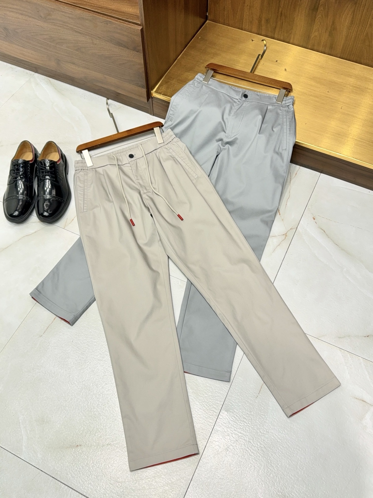 NO:524741,[K family simple casual model is here!  Classic elastic waist drawstring design versatile fashion casual pants and trousers] K family men's simple casual pants | Classic new style, free style effortless. Say goodbye to the entanglement of outfits, K family men's simple casual pants are newly launched!  Play with the classic design and easily adapt to the needs of multiple scenes. The trousers are neat and straight-cut, which makes them look neat and not picky about the figure. They hide their flesh and make them look slim while retaining comfortable space for a long time. The core elastic waist drawstring design is the finishing touch, without repeated adjustment of waist circumference, which is convenient to put on and off, and can freely adjust the elasticity, which is particularly friendly to different figures; the details of the drawstring also add a sense of layering to the simple pants and avoid monotony. Whether it is matched with basic T-shirts, sweaters, or casual shirts, you can easily wear a casual tone. Daily commuting, weekend shopping, outdoor walking... you can hold it in various casual occasions, so that you don’t have to worry about your brain, and you can quickly create a refreshing and stylish daily look. 48-56 arrive the next day, Shirts, tees, t-shirt, alexander wang19860909【K家简约休闲款来了哦！经典松紧腰抽绳设计百搭时尚休闲裤长裤】K家男士简约休闲裤 | 经典款上新,自在型格不费力. 告别穿搭纠结,K家男士简约休闲长裤全新上线！以经典设计玩转日常时尚,轻松适配多场景穿搭需求. 裤身采用利落直筒剪裁,不挑身形更显利落,藏肉显瘦同时保留舒适活动空间,久坐也无束缚感.核心的松紧腰抽绳设计是点睛之笔,无需反复调整腰围,穿脱便捷又能自由调节松紧度,对不同身材都格外友好；抽绳细节还为简约裤型增添层次感,避免单调. 无论是搭配基础款T恤、针织衫,还是休闲衬衫,都能轻松穿出随性腔调.日常通勤、周末逛街、户外散步……各种休闲场合都能hold住,让你不用费脑,也能快速打造清爽有型的日常look.48-56隔天到货,,shirts,tees，t-shirt,alexander wang,Men's clothing