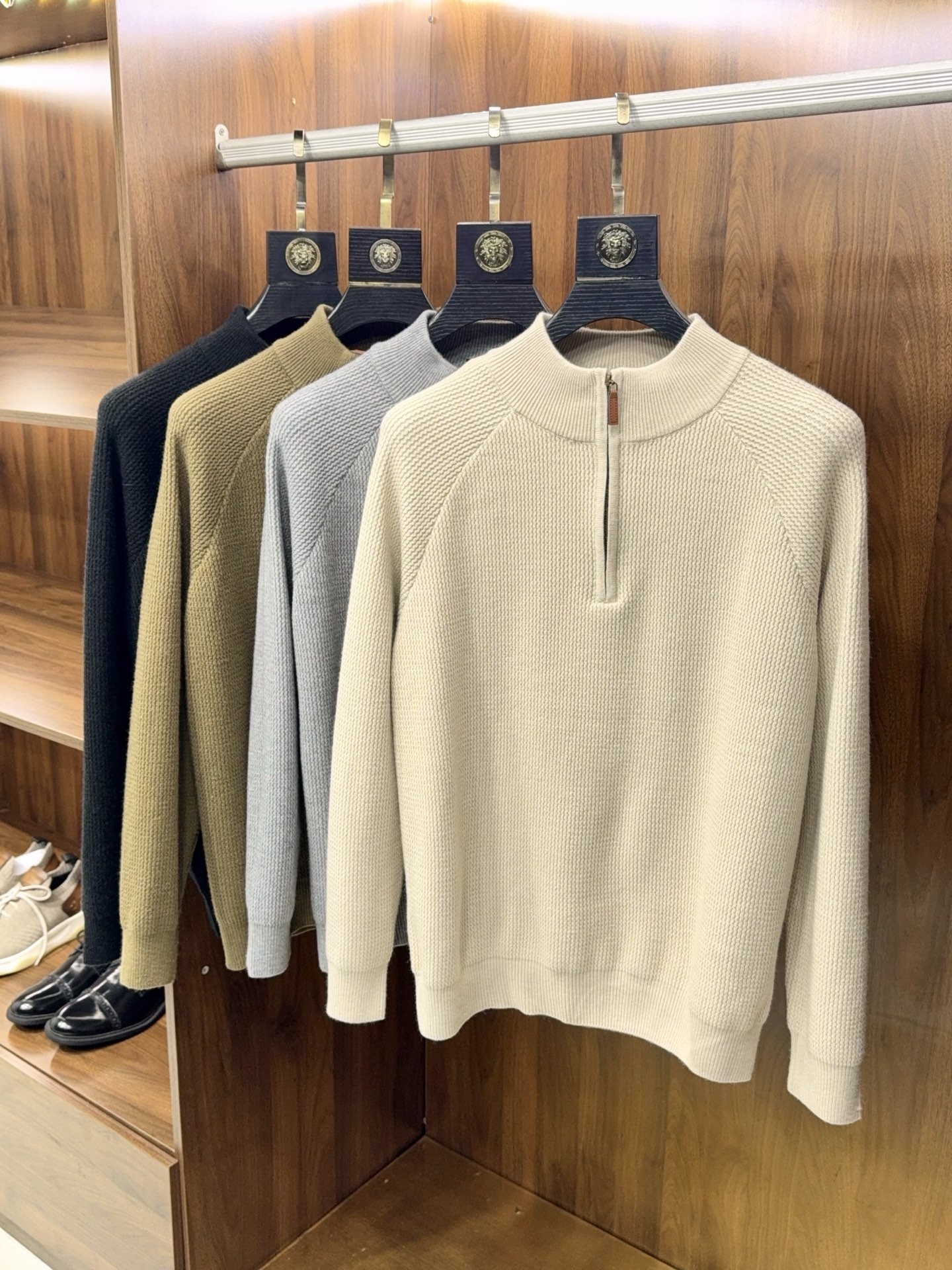 亲，您要的半拉链针织衫到货了哦！选用含34.6%羊毛提花元宝针织法插肩袖立领针织衫男士半拉链立领针织衫，