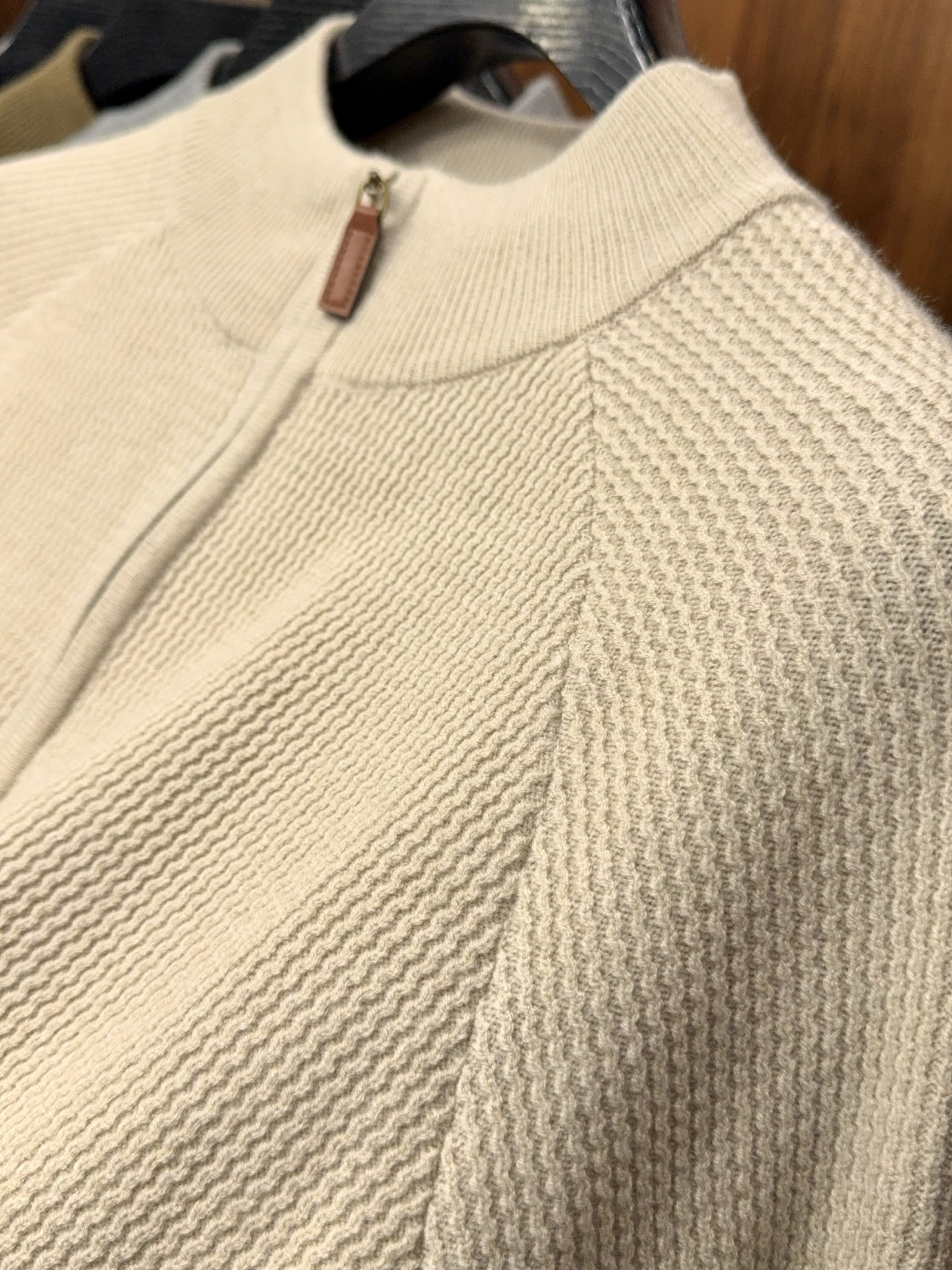 亲，您要的半拉链针织衫到货了哦！选用含34.6%羊毛提花元宝针织法插肩袖立领针织衫男士半拉链立领针织衫，