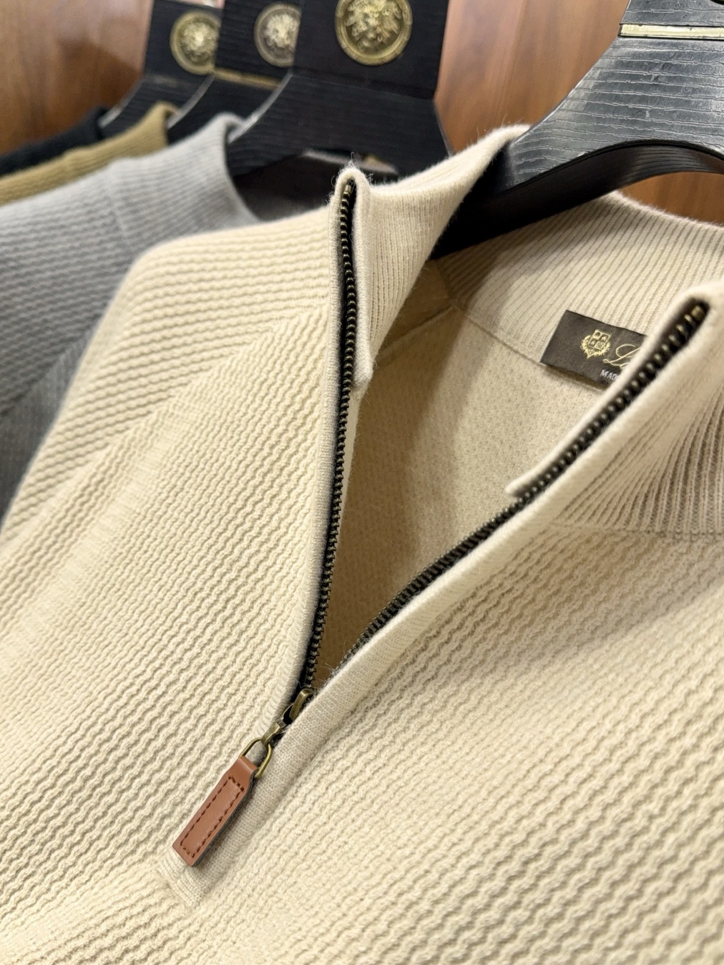 亲，您要的半拉链针织衫到货了哦！选用含34.6%羊毛提花元宝针织法插肩袖立领针织衫男士半拉链立领针织衫，