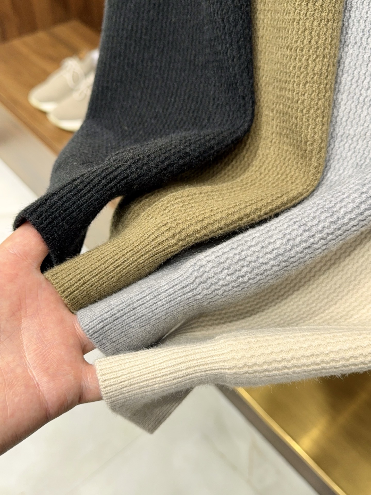 亲，您要的半拉链针织衫到货了哦！选用含34.6%羊毛提花元宝针织法插肩袖立领针织衫男士半拉链立领针织衫，