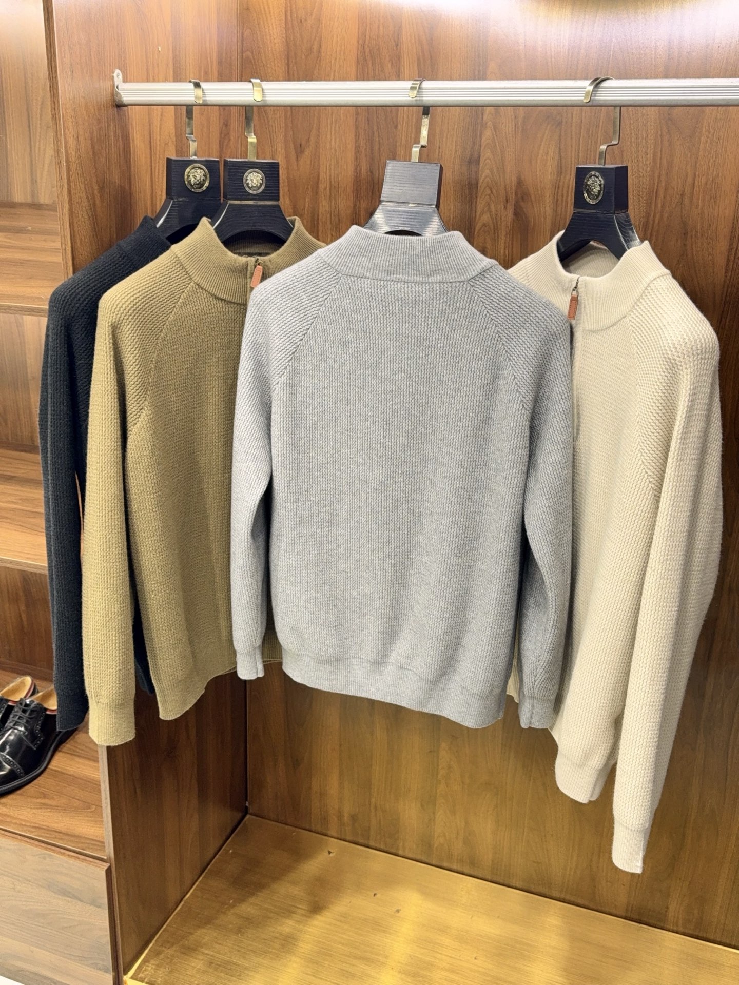 亲，您要的半拉链针织衫到货了哦！选用含34.6%羊毛提花元宝针织法插肩袖立领针织衫男士半拉链立领针织衫，