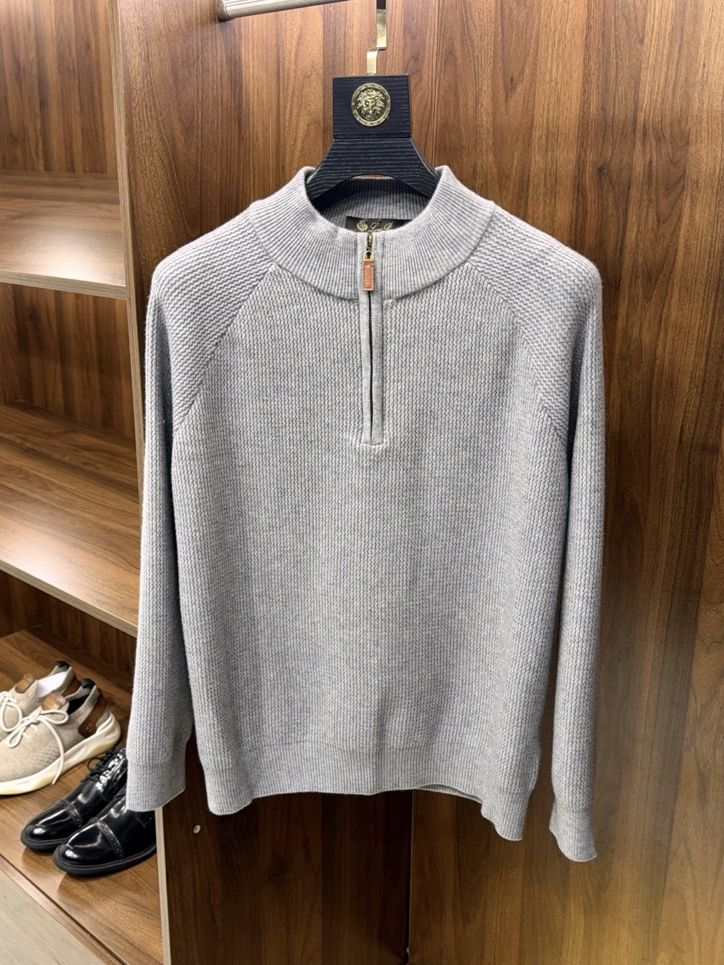 亲，您要的半拉链针织衫到货了哦！选用含34.6%羊毛提花元宝针织法插肩袖立领针织衫男士半拉链立领针织衫，