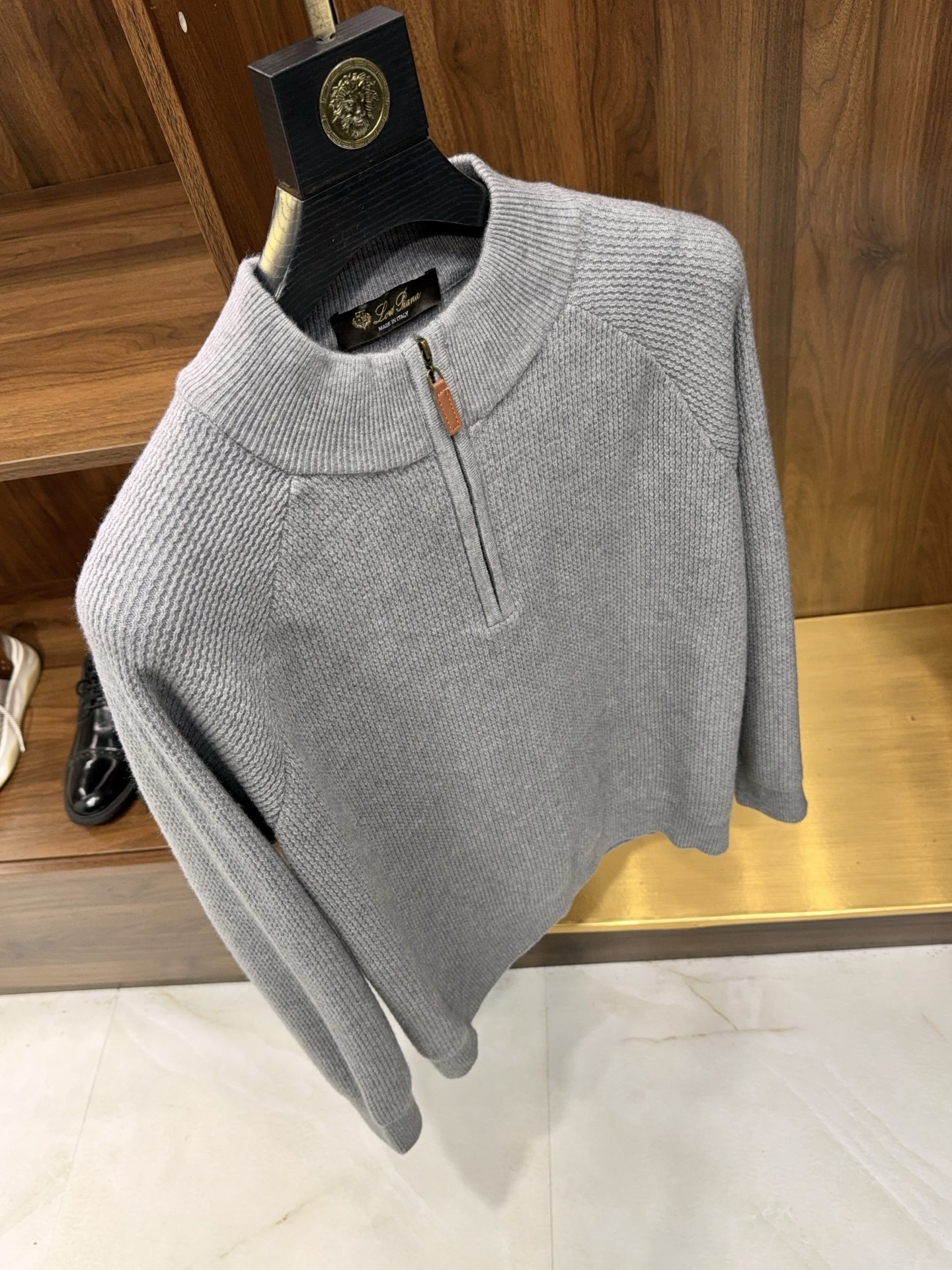 亲，您要的半拉链针织衫到货了哦！选用含34.6%羊毛提花元宝针织法插肩袖立领针织衫男士半拉链立领针织衫，