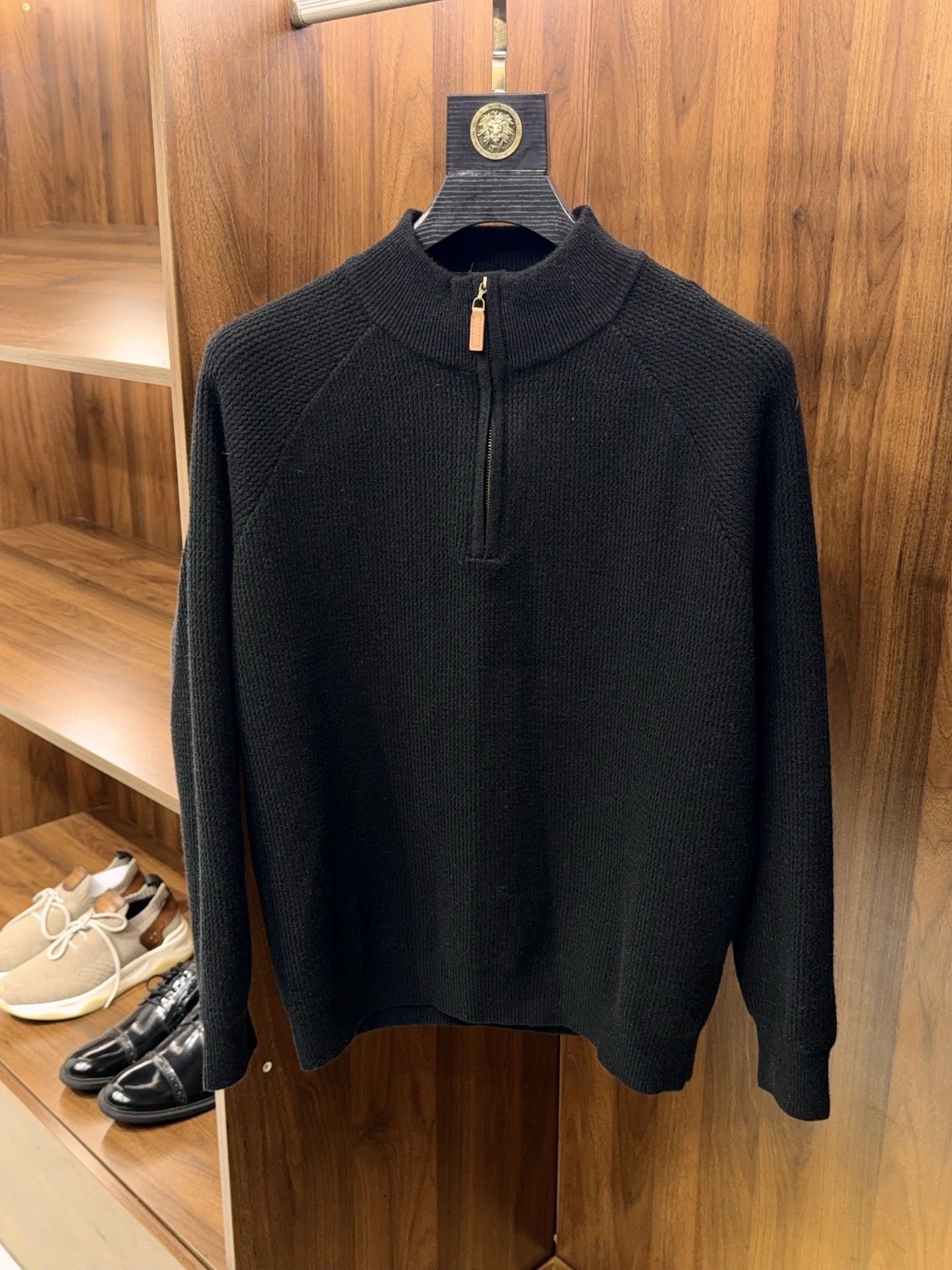 亲，您要的半拉链针织衫到货了哦！选用含34.6%羊毛提花元宝针织法插肩袖立领针织衫男士半拉链立领针织衫，