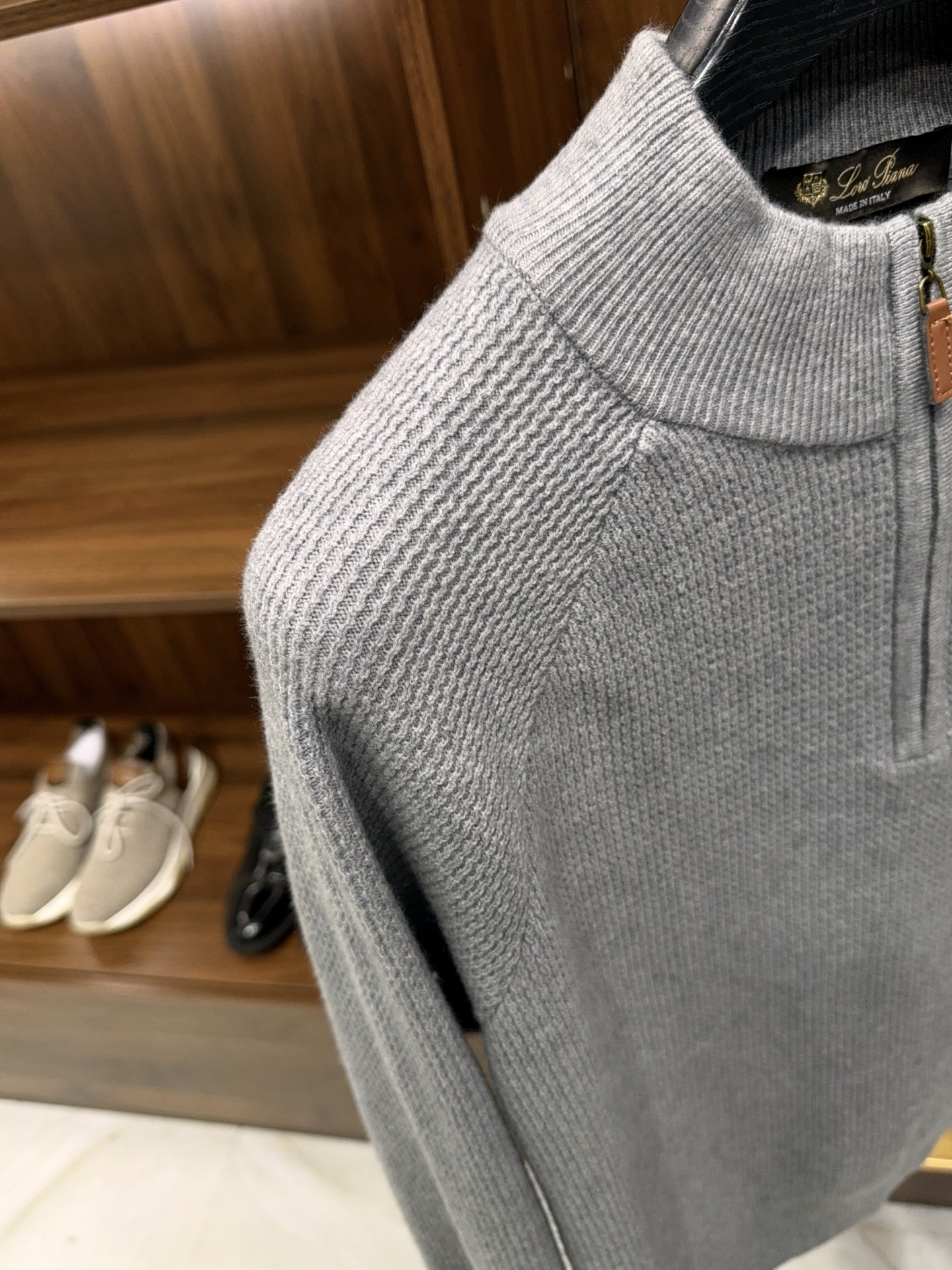 亲，您要的半拉链针织衫到货了哦！选用含34.6%羊毛提花元宝针织法插肩袖立领针织衫男士半拉链立领针织衫，