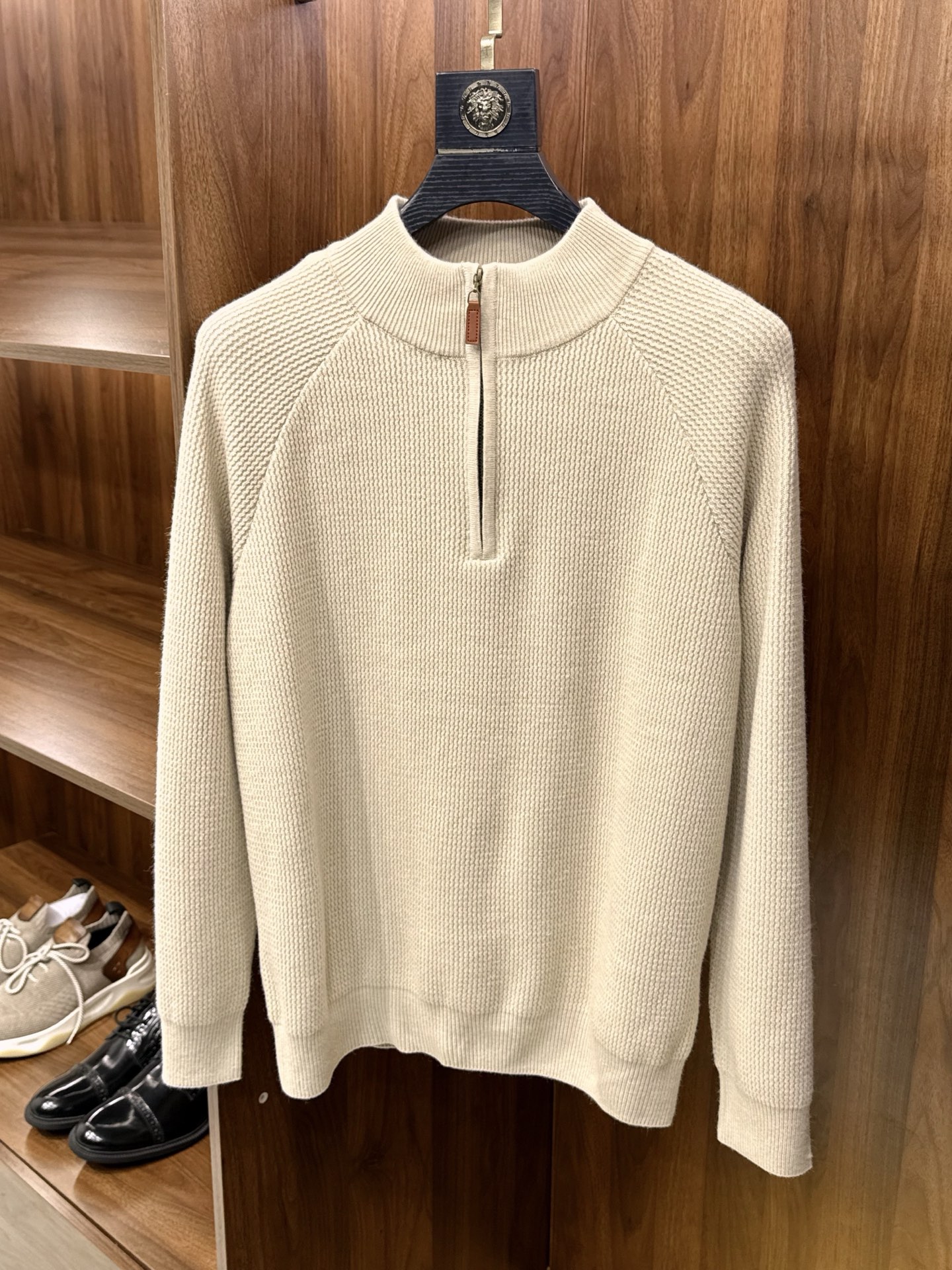 亲，您要的半拉链针织衫到货了哦！选用含34.6%羊毛提花元宝针织法插肩袖立领针织衫男士半拉链立领针织衫，