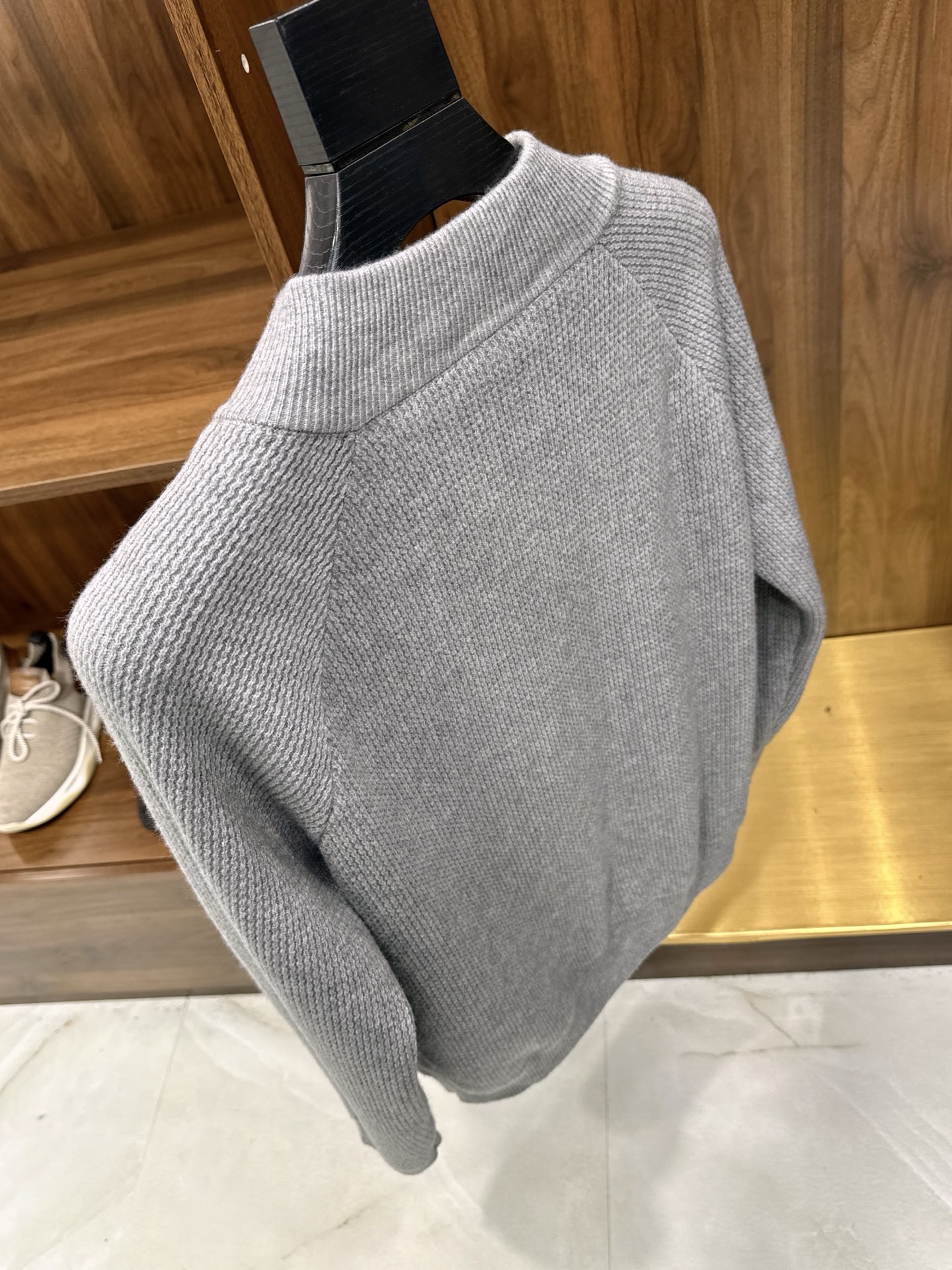 亲，您要的半拉链针织衫到货了哦！选用含34.6%羊毛提花元宝针织法插肩袖立领针织衫男士半拉链立领针织衫，