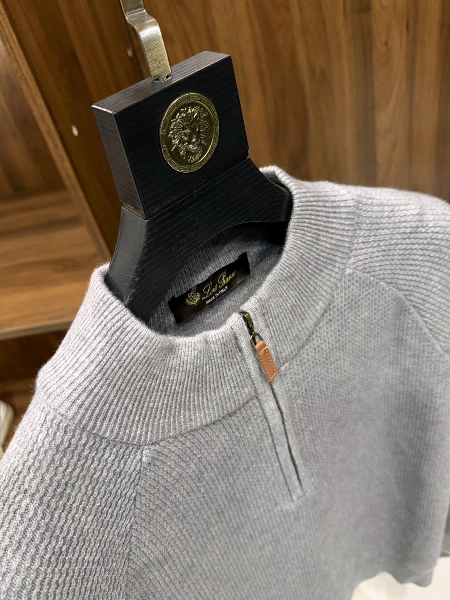 亲，您要的半拉链针织衫到货了哦！选用含34.6%羊毛提花元宝针织法插肩袖立领针织衫男士半拉链立领针织衫，