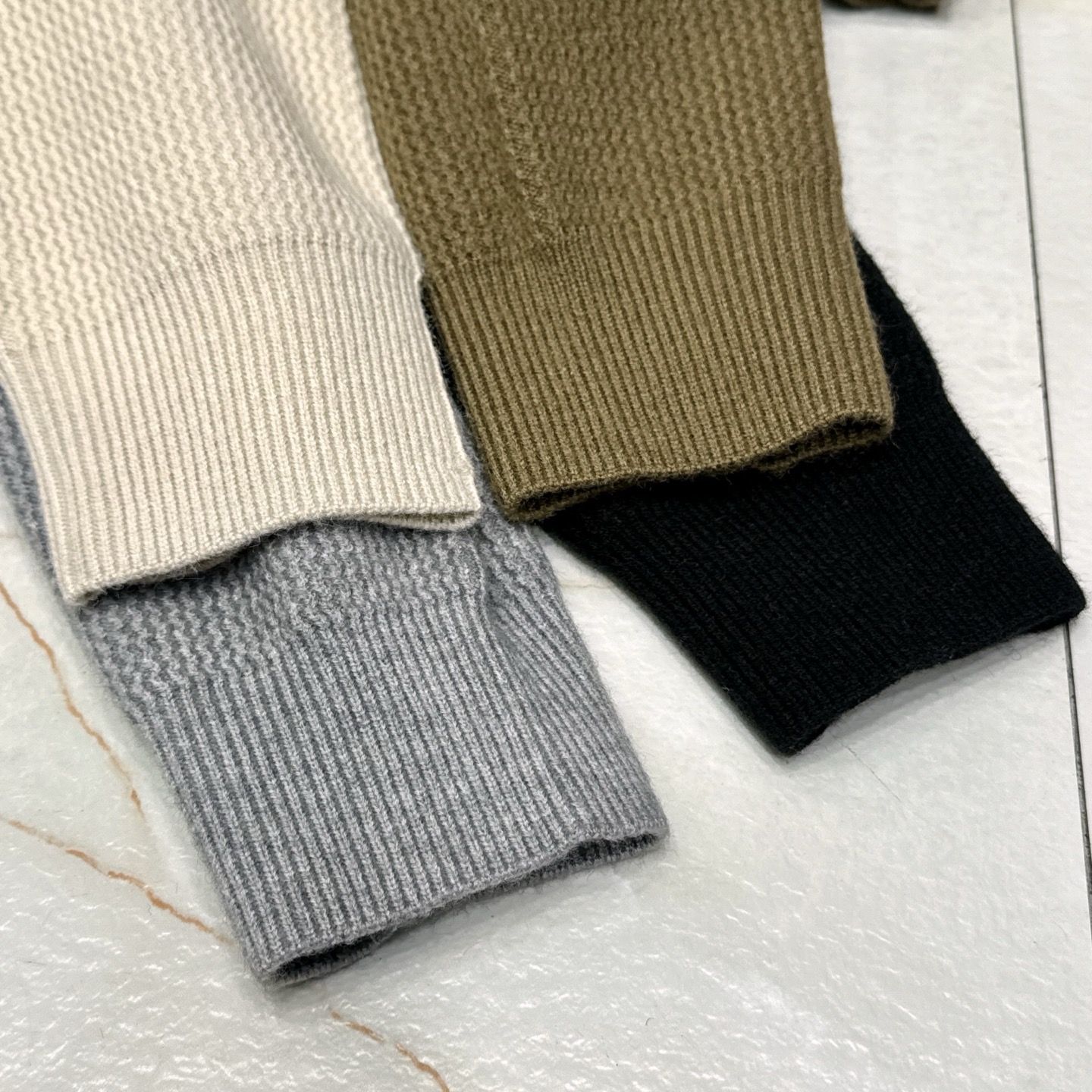 亲，您要的半拉链针织衫到货了哦！选用含34.6%羊毛提花元宝针织法插肩袖立领针织衫男士半拉链立领针织衫，