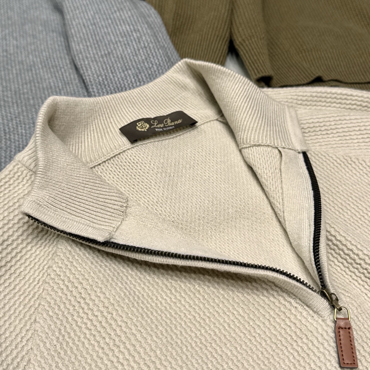 亲，您要的半拉链针织衫到货了哦！选用含34.6%羊毛提花元宝针织法插肩袖立领针织衫男士半拉链立领针织衫，