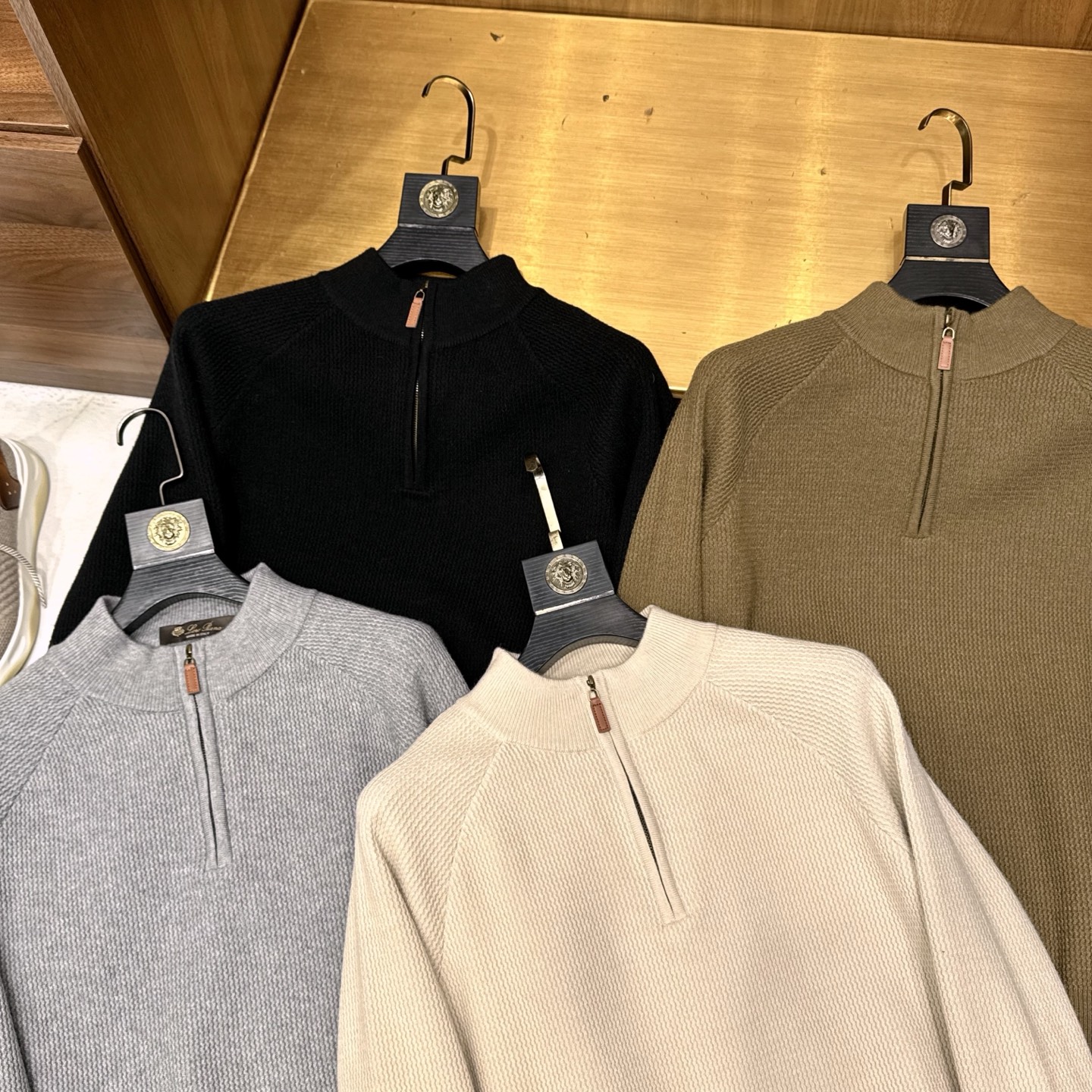 亲，您要的半拉链针织衫到货了哦！选用含34.6%羊毛提花元宝针织法插肩袖立领针织衫男士半拉链立领针织衫，