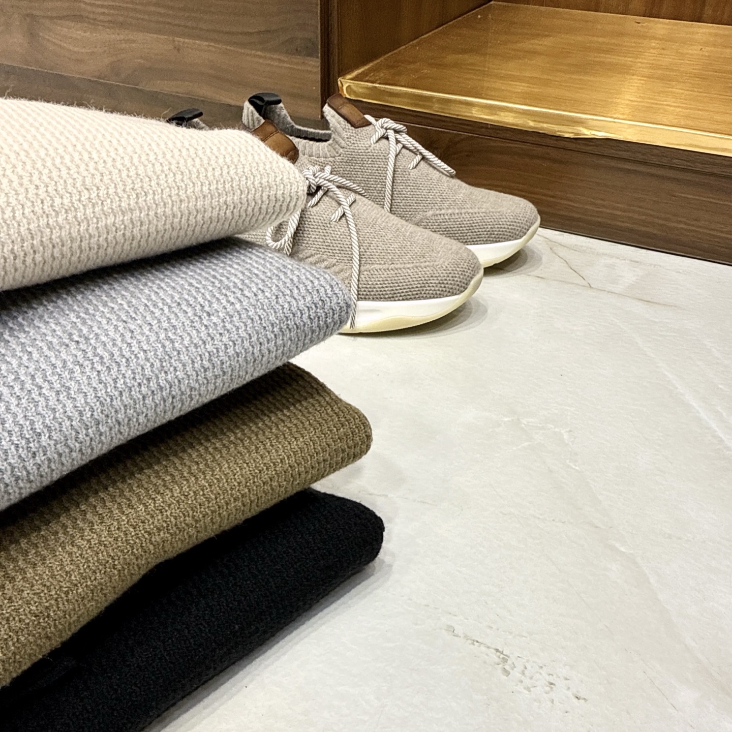 亲，您要的半拉链针织衫到货了哦！选用含34.6%羊毛提花元宝针织法插肩袖立领针织衫男士半拉链立领针织衫，