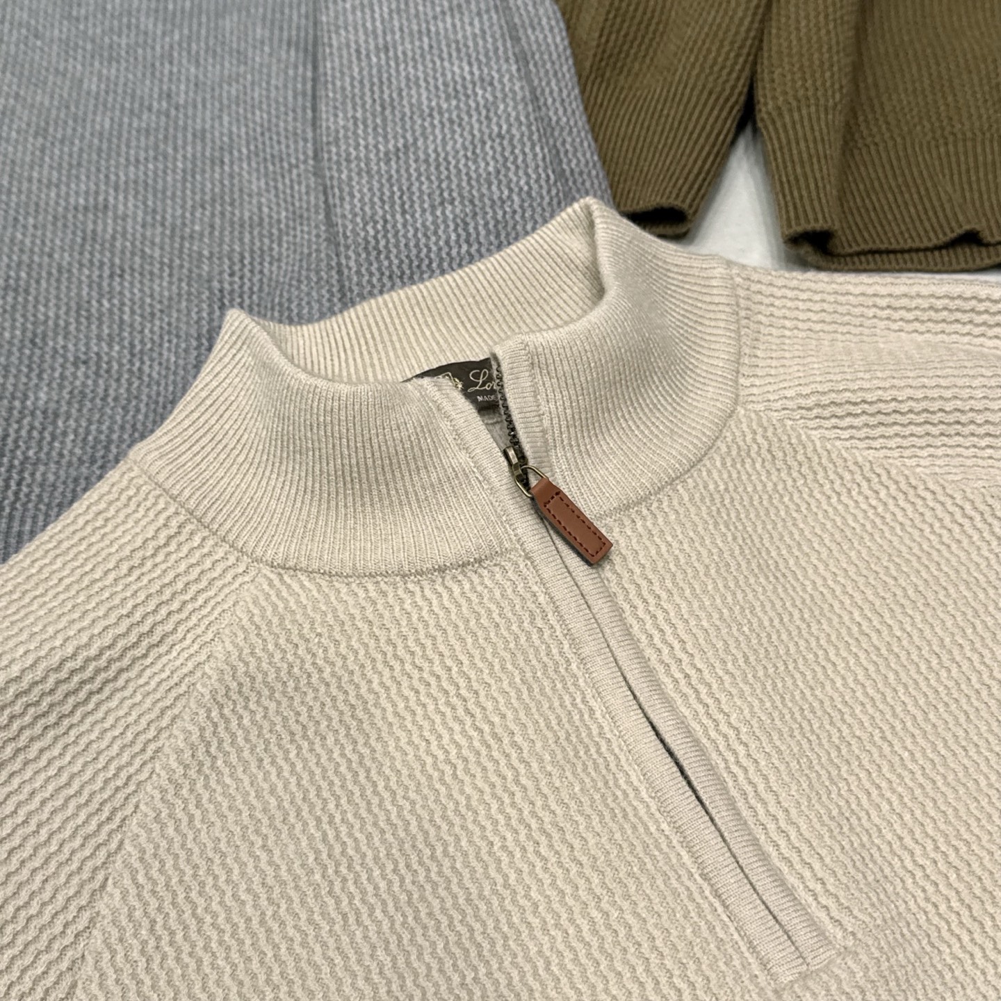 亲，您要的半拉链针织衫到货了哦！选用含34.6%羊毛提花元宝针织法插肩袖立领针织衫男士半拉链立领针织衫，