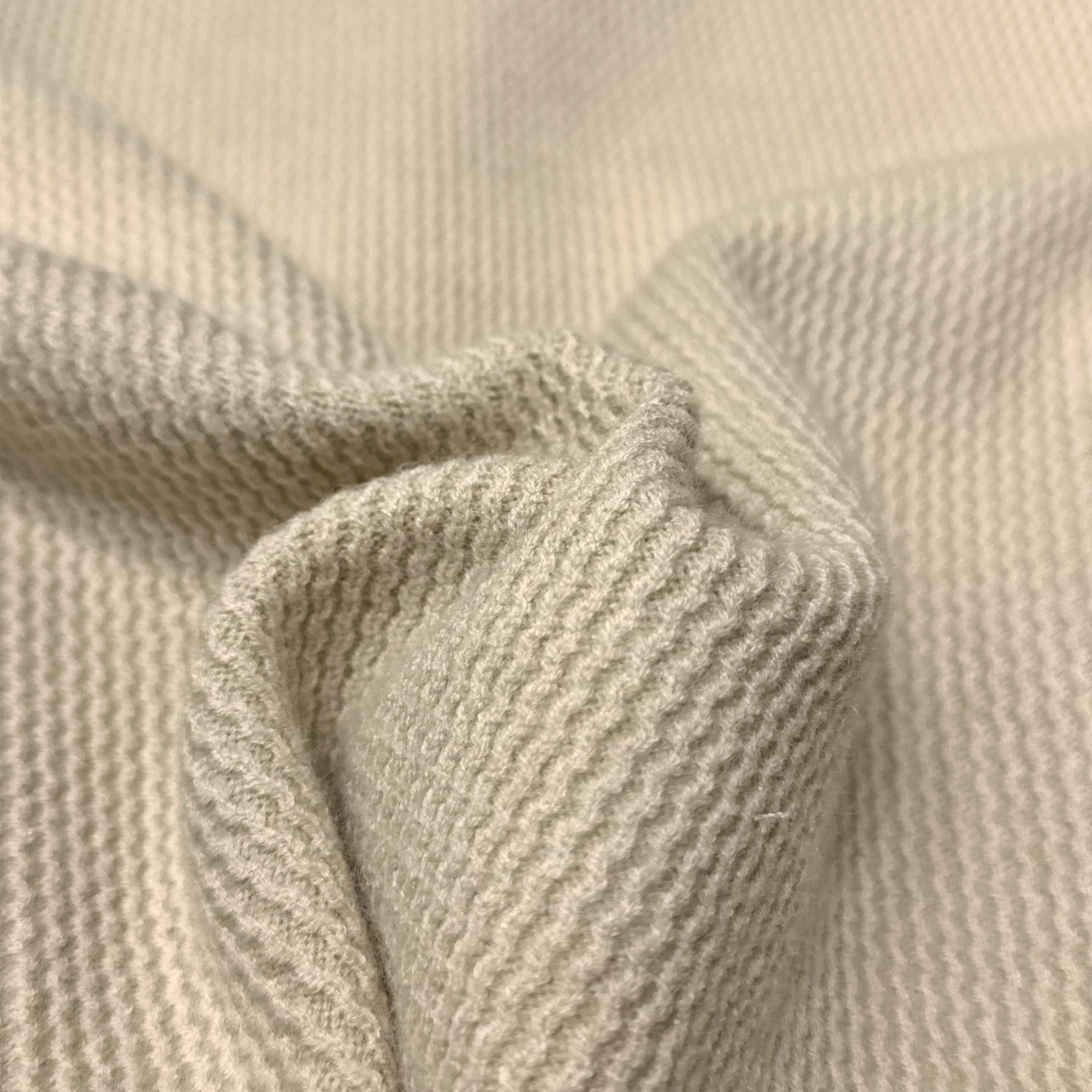 亲，您要的半拉链针织衫到货了哦！选用含34.6%羊毛提花元宝针织法插肩袖立领针织衫男士半拉链立领针织衫，