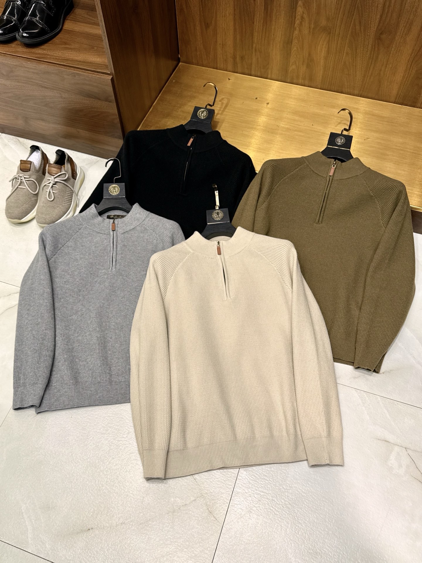 亲，您要的半拉链针织衫到货了哦！选用含34.6%羊毛提花元宝针织法插肩袖立领针织衫男士半拉链立领针织衫，