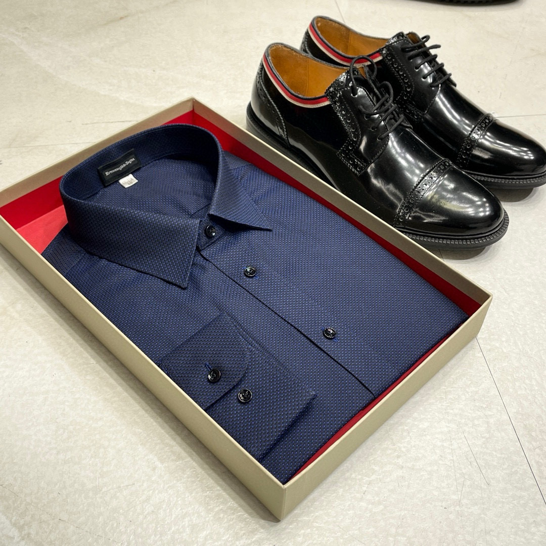 NO:524738,[EZ Jiake provides jacquard cotton fabric with versatile square collar design for business and casual long-sleeved shirts] A men's shirt with hiding color woven three-dimensional texture! Trading companies have sparse channels and are released on the official website at the same time! A typical representative of the ultimate luxury consumer products, a high-end brand full of high-end sense and long historical charm, always wins people's hearts with its unique French style design. This model continues the brand's classic heritage and is a must-have collection of elegant men's wardrobe! This shirt is carefully selected for imported high-strength cotton. The fabric is fine, smooth and shiny, with rich feel and visual sense, and excellent breathability and comfort. It is an irreplaceable high quality for ordinary cotton fabrics! A formal business-style solid-color shirt specially designed for commuting outfits. The basic white is compatible with your various matching needs in the closet. It can easily cope with various rigorous formal occasions. It is fully three-dimensional textured jacquard embellishment. It will always inadvertently highlight the high-end aura and extraordinary style, and will control the low-key and taste in a perfect way! The basic conventional style and cutting design has a tall and capable upper body and exudes a unique charm! Size: 39-43,,shirts,alexander wang19860909【EZ家客供提花纯棉面料百搭方领设计商务休闲均可选择长袖衬衫】一款臻藏色织立体纹理装饰男士衬衫！贸易公司渠道稀出,同步官网发售！ 极致奢华消费品典型代表,充满高级感与悠久历史韵味的高端品牌,总是以独特的法式风格设计来俘获人心,此款则是延续了品牌的经典传承,各位优雅男士的衣橱里必备的典藏臻品！ 本款衬衫用心甄选客供进口高支棉材质打造,面料质地细密平滑而有光泽,手感和视觉感丰富,透气性与着穿舒适度都非常优越,是普通棉质面料无可替代的高品质！ 一款专为通勤装扮打造的正装商务型纯色衬衫,基础的白色可兼容你衣櫉里各种搭配需求,轻松应对各种严谨正式的场合着装礼仪全副立体纹理提花点缀,总会在不经意间凸显高奢气场与不凡格调,将低调与品味拿捏的相当到位！基础常规的版型裁剪设计,上身挺拔干练、散发着独特的魅力！ 尺码:39-43,,shirts,alexander wang,Men's clothing