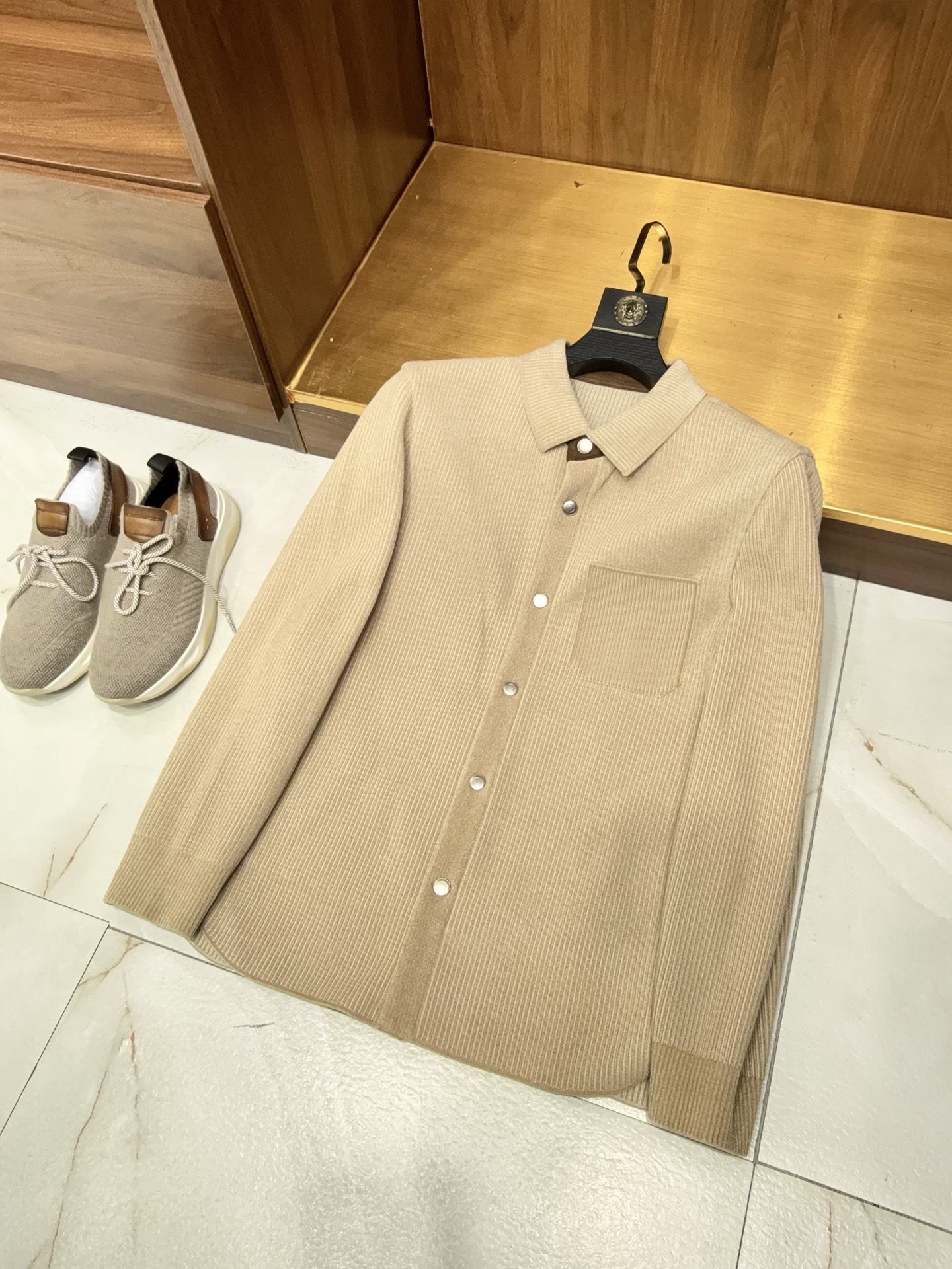 NO:689461,【Vintage corduroy reappears!  The knitting process uses high-quality wool with ruffled hem and metal four-button small square collar shirt-style jacket] Men's retro corduroy shirt-style jacket, reshaping the classics and reviving the texture. When the retro trend sweeps the wardrobe again, this corduroy shirt-style jacket uses sincere craftsmanship to awaken the elegant memory of men's wear.  Selected high-quality corduroy fabric containing 21% wool, which feels soft and waxy yet stiff and stylish. It not only has the moist texture and warmth brought by wool, but also retains the iconic texture of corduroy. It shows a delicate retro luster with the flow of light and shadow, and the upper body has a sense of luxury accumulated over time.  The details include an ingenious and neat small square collar that outlines the neck line, and a retro metal four-button buckle, which shows a neat style; the hidden ruffle design at the hem breaks the dullness of the traditional jacket, injecting some smartness and ingenuity into the retro style, and balances leisure and sophistication easily.  Whether worn with a solid-color sweater to create a layered layer, or worn alone with casual pants, it can be easily adapted to various scenes such as daily commuting, weekend outings, etc., allowing you to wear your own unique texture and tone between retro and modern. M-3XL, men's clothing, jackets & coats, shirts,19860909【复古灯芯绒再现！针织工艺选用优质含21羊毛荷叶边下摆金属四合扣小方领衬衫式外套】男士复古灯芯绒衬衫式外套,重塑经典,质感新生. 当复古风潮再度席卷衣橱,这款灯芯绒衬衫式外套以诚意工艺,唤醒男士穿搭的优雅记忆. 精选含21羊毛的优质灯芯绒面料,触感软糯却挺括有型,既有羊毛带来的温润质感与保暖性,又保留灯芯绒标志性的纹理肌理,随光影流转呈现细腻复古光泽,上身自带岁月沉淀的高级感. 细节处更见巧思利落小方领勾勒颈部线条,搭配复古金属四合扣,扣合间尽显利落格调；下摆暗藏荷叶边设计,打破传统外套的沉闷感,为复古风格注入几分灵动巧思,休闲与精致轻松平衡. 无论是内搭纯色针织衫打造叠穿层次,还是单穿搭配休闲裤,都能轻松适配日常通勤、周末出游等多种场景,让你在复古与现代之间,穿出独属于自己的质感腔调.M-3XL,男装,jackets & coats,shirts,,Women's clothing