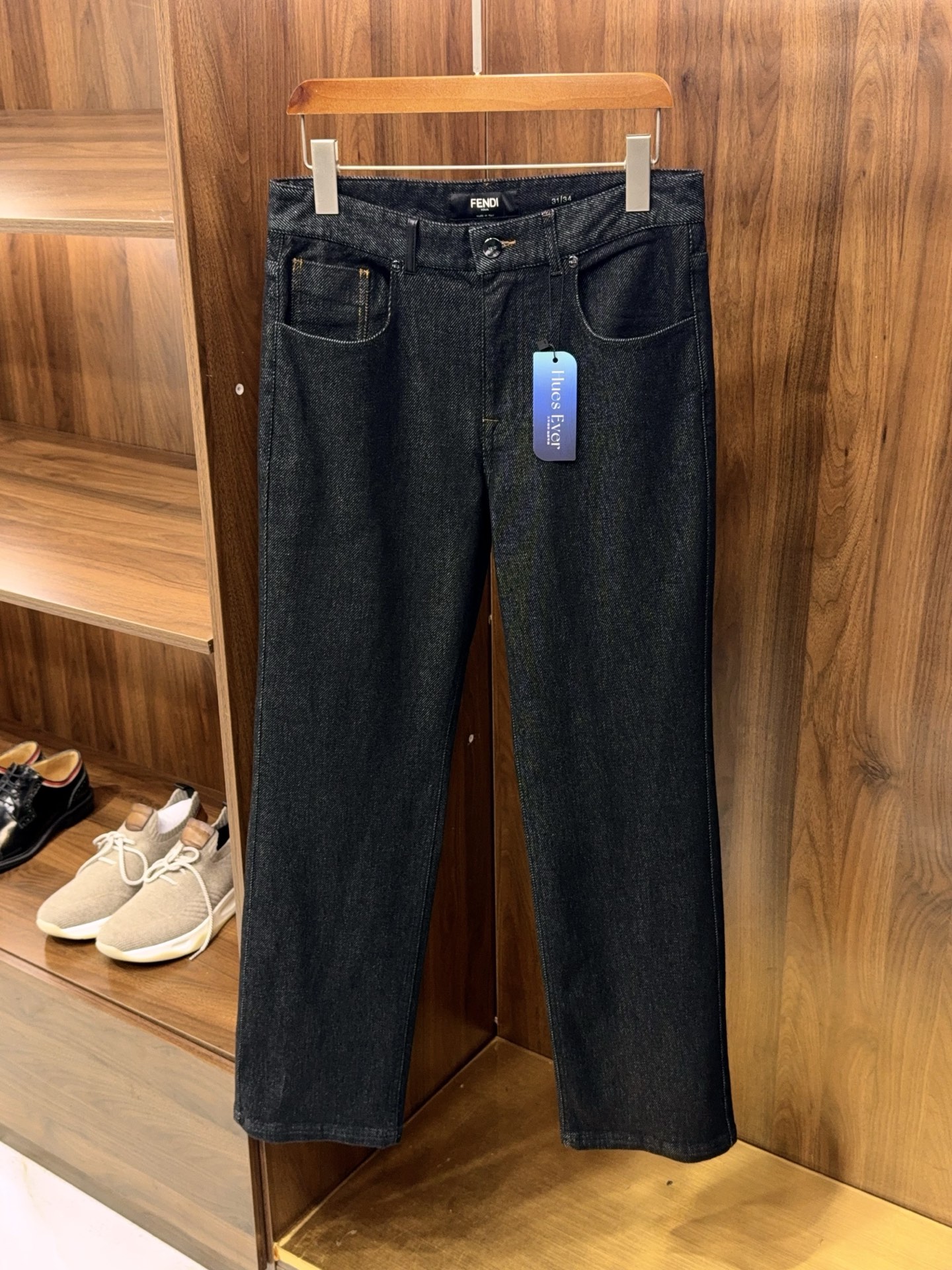 P380 F家新品发布！微阔版型微弹牛仔面料原版定制五金重工水洗牛仔裤F家男士新品发布：微阔型格，重工水洗牛仔神裤。

当丹宁经典邂逅现代剪裁，F家2025男士新品牛仔裤重磅登场，以精准廓形、考究工艺与舒适质感，重新定义都市男性的日常型格。

微阔廓形：藏肉显腿的黄金比例

深谙亚洲男性身形需求，采用「不宽不窄」的微阔剪裁，比小脚裤舒展自在，较宽腿裤利落得体。裤管自腰际流畅垂坠，至裤脚微微收束，形成自然弧度，轻松包容梨形身材、肌肉腿等各类腿型，搭配短款上衣瞬间拉高腰线，小个子也能穿出修长比例。中高腰设计与加长裆部剪裁，久坐不卡裆，行走、通勤、运动全场景无束缚。

微弹面料：筋骨与舒适的平衡术

精选高支精纺棉与弹性纤维黄金配比织造，触感厚实有筋骨却不僵硬，微弹属性赋予面料出色延展性与回弹力，深蹲、跨步毫无紧绷感，如第二层肌肤般贴合身形。随着穿着与洗涤，面料会逐渐适配专属身形，膝盖自然磨白、纹理愈发温润，成为独一无二的「专属战裤」。

重工细节：看得见的奢华质感

• 水洗工艺：历经十余道手工水洗工序反复打磨，呈现低明度高级色调，裤身立体猫须褶皱、自然渐变色泽层次分明，每一处纹理都承载着时光质感，远观低调内敛，近看细节满满。

• 定制五金：配备原版定制金属纽扣与扣袢，经抛光与防氧化处理，光泽内敛且质感厚重，开合间自带清脆声响，成为低调显贵的品质标识。

• 精工缝制：采用防刮耐磨的高强聚酯线，针脚细密均匀，结合双针埋夹工艺，扎实牢固且不易鼓包褶皱，确保版型挺括耐穿。

从日常出街的白T配球鞋，到约会通勤的针42-56