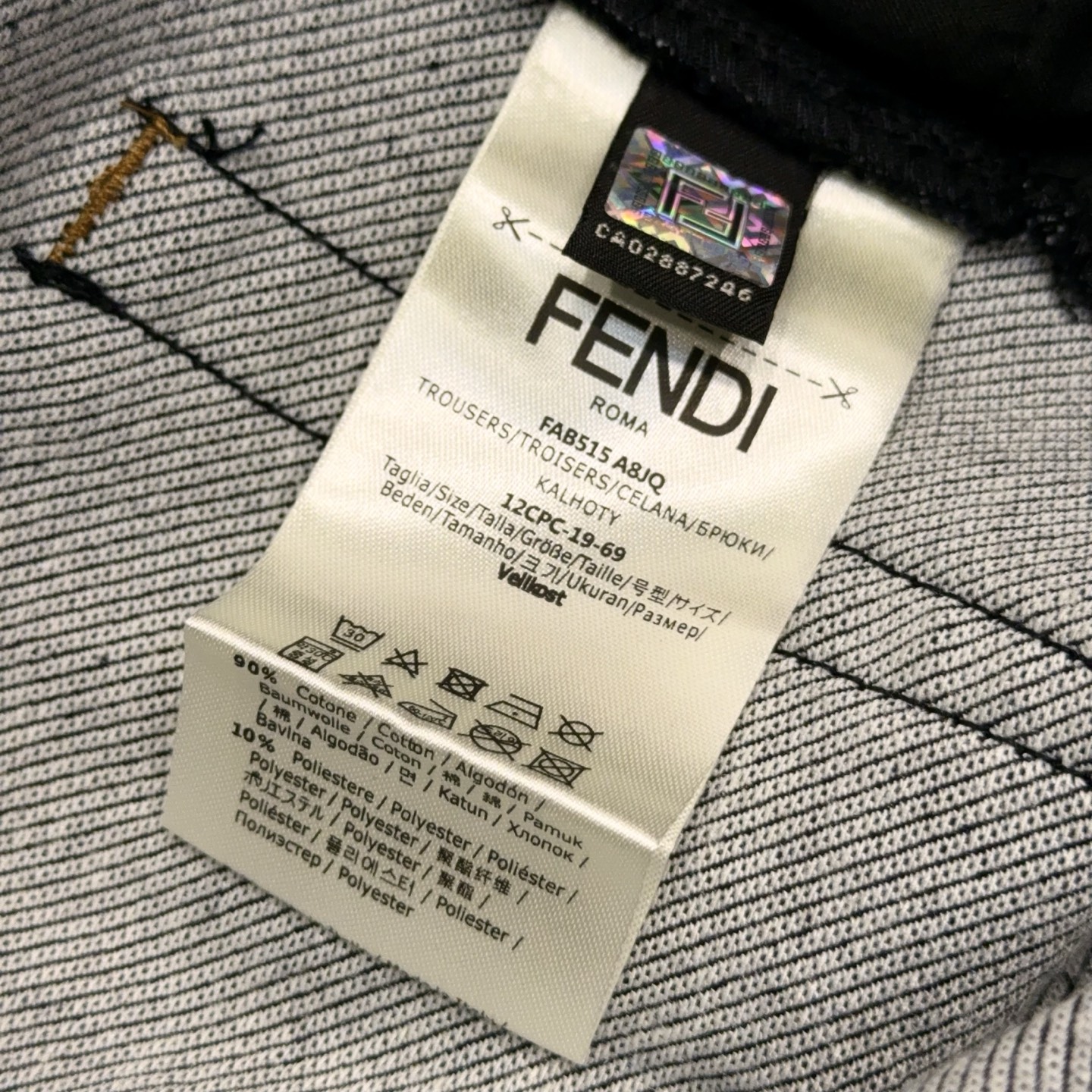 P380 F家新品发布！微阔版型微弹牛仔面料原版定制五金重工水洗牛仔裤F家男士新品发布：微阔型格，重工水洗牛仔神裤。

当丹宁经典邂逅现代剪裁，F家2025男士新品牛仔裤重磅登场，以精准廓形、考究工艺与舒适质感，重新定义都市男性的日常型格。

微阔廓形：藏肉显腿的黄金比例

深谙亚洲男性身形需求，采用「不宽不窄」的微阔剪裁，比小脚裤舒展自在，较宽腿裤利落得体。裤管自腰际流畅垂坠，至裤脚微微收束，形成自然弧度，轻松包容梨形身材、肌肉腿等各类腿型，搭配短款上衣瞬间拉高腰线，小个子也能穿出修长比例。中高腰设计与加长裆部剪裁，久坐不卡裆，行走、通勤、运动全场景无束缚。

微弹面料：筋骨与舒适的平衡术

精选高支精纺棉与弹性纤维黄金配比织造，触感厚实有筋骨却不僵硬，微弹属性赋予面料出色延展性与回弹力，深蹲、跨步毫无紧绷感，如第二层肌肤般贴合身形。随着穿着与洗涤，面料会逐渐适配专属身形，膝盖自然磨白、纹理愈发温润，成为独一无二的「专属战裤」。

重工细节：看得见的奢华质感

• 水洗工艺：历经十余道手工水洗工序反复打磨，呈现低明度高级色调，裤身立体猫须褶皱、自然渐变色泽层次分明，每一处纹理都承载着时光质感，远观低调内敛，近看细节满满。

• 定制五金：配备原版定制金属纽扣与扣袢，经抛光与防氧化处理，光泽内敛且质感厚重，开合间自带清脆声响，成为低调显贵的品质标识。

• 精工缝制：采用防刮耐磨的高强聚酯线，针脚细密均匀，结合双针埋夹工艺，扎实牢固且不易鼓包褶皱，确保版型挺括耐穿。

从日常出街的白T配球鞋，到约会通勤的针42-56