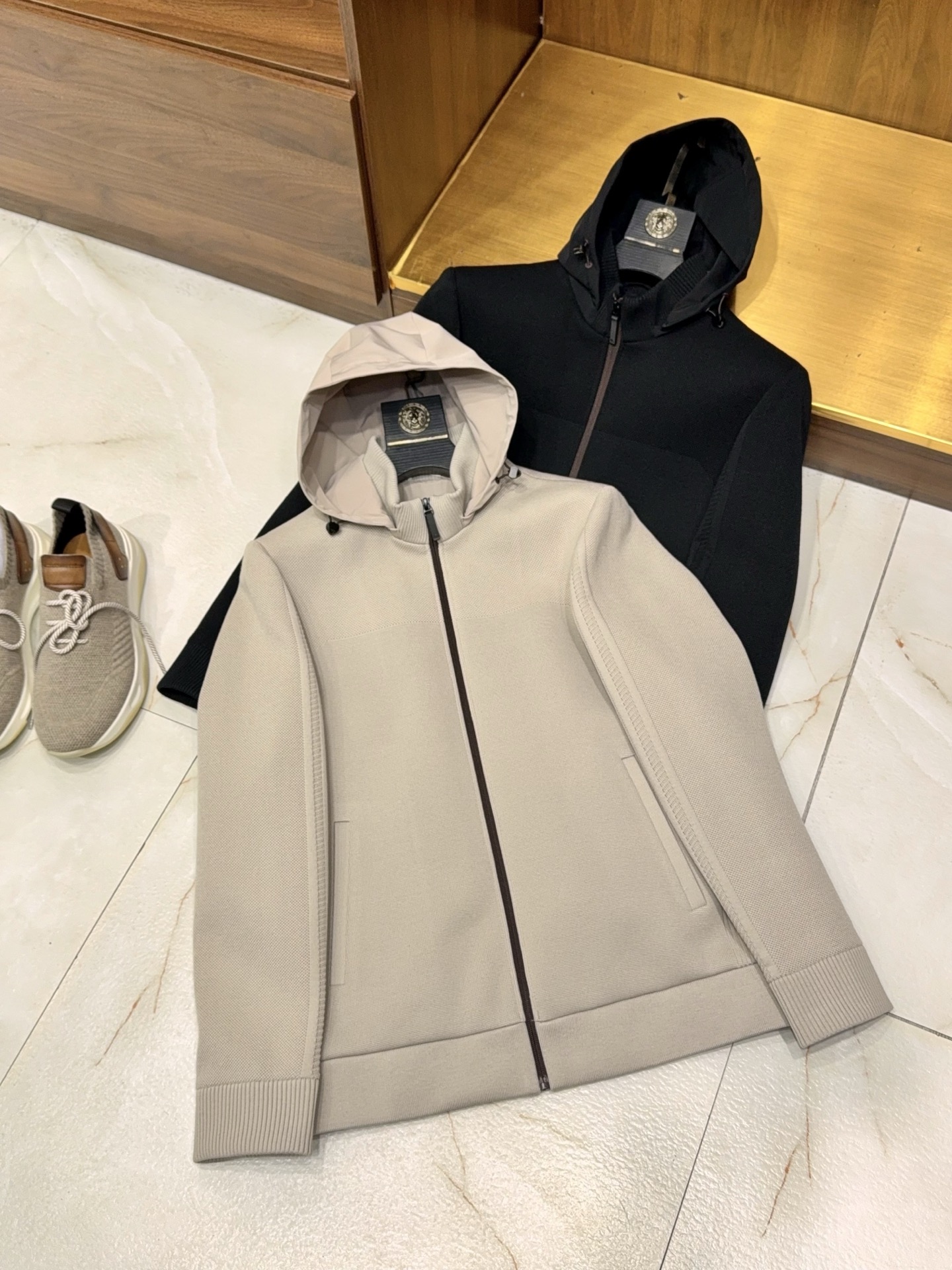 NO:567713,[EZ Home is a simple and fashionable knitted jacket made of anti-pilling imported yarn with a stand-up collar and a removable hood] EZ men's knitted jacket has a simple style and brings warmth wherever you go.  When sharp tailoring meets imported yarn, you have this EZ men's knitted jacket that redefines everyday texture. It abandons redundant designs and outlines a straight figure with simple lines. The dual combination of a stand-up collar and a removable hood allows one piece of clothing to easily cope with multiple scenes such as commuting and leisure, and it can be worn casually with an effortless sense of fashion.   The core is made of anti-pilling imported yarn, which not only feels delicate and soft, and feels friction-free when worn next to the skin, but also can long-term resist the problems of snagging and pilling in daily wear. Even if it is washed many times, the surface of the clothing will still be smooth and clean, allowing the texture to withstand the test of time. The knitted fabric has moderate elasticity and does not restrict body movements. You can stretch freely when walking and raising your hands, taking into account style and comfort.  Whether worn with a shirt to create a sophisticated business casual style, or paired with a sweater to create a casual street feel, this jacket can be perfectly adapted. From the cool early autumn to the cold late winter, it is both a fashionable outer layer and a warm tool for the inner layer. With the price of one piece of clothing, it unlocks the possibility of dressing in multiple seasons and scenes, injecting a new option that is both practical and beautiful in men's wardrobe. M-3XL (khaki   black),,hoodie,sweatshirts,jackets & coats,jackets & coats,shirts,hats,alexander wang19860909【EZ家简约时尚选用抗起球进口纱线立领可脱卸帽针织夹克外套】EZ男士针织夹克简约型格,暖意随行. 当利落剪裁邂逅进口纱线,便有了这件重新定义日常质感的EZ男士针织夹克.它摒弃冗余设计,以简约线条勾勒挺拔身形,立领与可脱卸帽的双重搭配,让一件衣服能轻松应对通勤、休闲等多重场景,随手穿都有不费力的时尚感. 核心选用抗起球进口纱线,不仅触感细腻软糯,贴肤穿着无摩擦感,更能长效抵御日常穿着中的勾丝、起球问题,即便多次洗涤,依旧保持衣物表面的平整洁净,让质感经得起时间考验.针织面料自带适度弹力,不束缚肢体活动,行走、抬手间都能自在舒展,兼顾风度与舒适度. 无论是内搭衬衫打造精致商务休闲风,还是搭配卫衣营造随性街头感,这件夹克都能完美适配.从微凉的早秋到寒冷的深冬,它既是外层的时尚单品,也是内搭的保暖利器,用一件衣服的价格,解锁多季、多场景的穿搭可能,为男士的衣橱注入实用与颜值并存的新选择.M-3XL（卡其 黑色）,,hoodie,sweatshirts,jackets & coats,jackets & coats,shirts,hats,alexander wang,Men's clothing