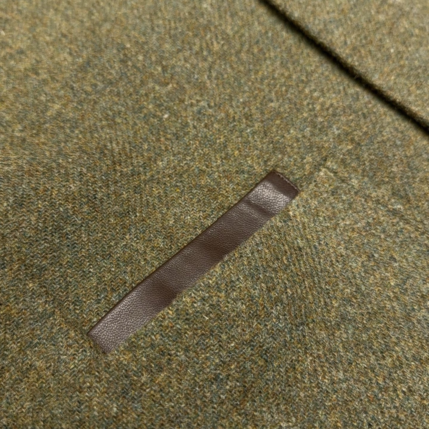 P780 EZ家私定设计师款！中西结合五粒扣立领中山装，衣领外翻小翻领猎装款花纱花尼羊毛羊绒面料拼皮外套男士EZ家私定设计师款拼皮外套：当东方风骨邂逅西式猎装美学。

打破风格边界的私定之作，为懂质感的男士量身打造。以经典中山装为魂，五粒扣立领暗藏东方雅致，衣领外翻设计则注入西式猎装的飒爽格调，一衣两穿间，尽显多元穿搭巧思。

精选花纱花尼羊毛羊绒面料，触感细腻软糯，自带高级肌理感，在不同光线下折射出微妙的纹理光泽，兼顾保暖性与视觉层次。拼接设计更是点睛之笔，皮质元素的融入为整体增添利落质感，弱化了传统正装的拘谨，让外套既能适配商务场合的精致需求，也能驾驭日常休闲的随性氛围。

从面料甄选到版型剪裁，每一处细节均由设计师把控，拒绝量产的千篇一律。无论是搭配衬衫展现儒雅气场，还是内搭针织衫营造松弛感，都能让你在人群中脱颖而出，轻松拿捏高阶男士的穿搭品味。M-3XL（灰色 橄榄绿 咖啡色）