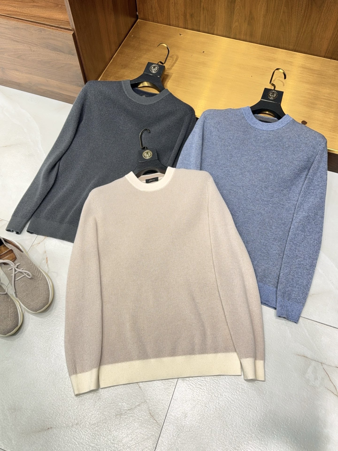 NO:567719,[Three-dimensional grainy Yuanbao knitting method!  Containing wool and cashmere blended soft, fluffy and delicate yarn round neck sweater and cashmere sweater] Men's round neck cashmere blended sweater with three-dimensional ingot stitches, locking in warmth and style in autumn and winter.  When the cold wind begins to covet warmth, a knitted sweater that understands texture is a quiet and decent addition to a man's wardrobe. We select wool and cashmere blended yarns to blend softness, fluffiness and delicacy into every inch of the texture, and then use the classic three-dimensional ingot knitting method to give the clothes a soul, making warmth no longer a simple package, but a high-end touch and visual level within reach.   The round neck design is a versatile gene that will never go out of style. It can be worn alone to highlight the neat neck line, or layered with a shirt or sweater to easily create a sense of layering, making it easy to switch between commuting and leisure scenes. The unique concave and convex texture of the ingot needle allows the knitted sweater to bid farewell to the monotony of the plane and present a natural grainy feel under the light. It is low-key and reveals exquisite details, and the texture is revealed inadvertently when you raise your hand and turn around.  The stiffness of wool and the softness of cashmere are perfectly integrated here. The upper body has sufficient support, without collapse or bloat, and can feel the delicate wrapping like clouds. It is close to the skin without itching, and it is not easy to deform and pill after repeated wear. From the slight coolness of early autumn to the severe cold of late winter, it is not only a personal warmth shield, but also an 'invisible weapon' to enhance the overall style texture, allowing you to stay calm and stylish every time you need warmth.   Do I need to adjust the focus of the copywriting for different consumption scenarios (such as business commuting, daily leisure), or add details such as sizes, colors, etc.?  -M-3XL gray blue off-white,,hoodie,sweatshirts,shirts,alexander wang19860909【立体颗粒感元宝针织法！含羊毛羊绒混纺柔软蓬松细腻纱线圆领针织衫羊绒衫】男士圆领羊绒混纺针织衫立体元宝针,锁住秋冬暖与型. 当寒风开始觊觎暖意,一件懂质感的针织衫,是男士衣橱里不动声色的体面.我们精选羊毛与羊绒混纺纱线,将柔软、蓬松与细腻揉进每一寸肌理,再以经典立体元宝针织法赋予衣物灵魂,让温暖不再是简单的包裹,更是触手可及的高级触感与视觉层次. 圆领设计是永不过时的百搭基因,既能单穿凸显利落颈部线条,搭配衬衫或卫衣叠穿又能轻松打造层次感,通勤、休闲场景切换自如.元宝针独特的凹凸纹理,让针织衫告别平面的单调,在光线下呈现自然的颗粒感,低调中透着精致细节,抬手转身间都是不经意的质感流露. 羊毛的挺括与羊绒的软糯在此完美融合,上身既有足够的版型支撑,不垮塌、不臃肿,又能感受到云朵般的细腻包裹,贴肤穿无刺痒感,反复穿着也不易变形起球.从早秋的微凉到深冬的严寒,它既是贴身的温暖护盾,也是提升整体造型质感的“隐形利器”,让你在每一个需要温度的时刻,都能保持从容有型. 需要我针对不同消费场景（比如商务通勤、日常休闲）调整文案侧重点,或者补充尺码、颜色等细节介绍吗？-M-3XL 灰色 蓝色 米白色,,hoodie,sweatshirts,shirts,alexander wang,Men's clothing