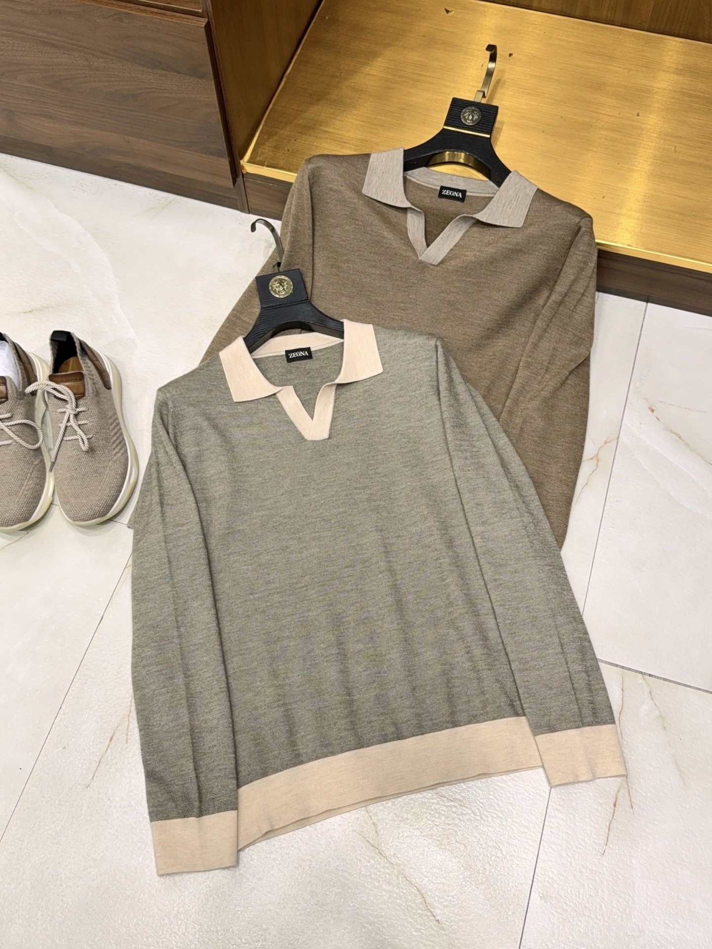 NO:567722,【Select high-quality 13.5 micron ultra-fine baby velvet!  Classic seagull collar design, 68-count 3-ply strong twisted yarn, jacquard bead texture, lapel long-sleeved POLO shirt] 13.5 micron Baby velvet POLO shirt redefines men’s light luxury in autumn.  When ordinary POLOs are still competing for basic fabrics, we have integrated 13.5 micron ultra-fine baby velvet into daily life - this rare fiber taken from the surface of wool feels like clouds lightly covering the skin, without any itch when worn next to the body. It wraps just the right amount of warmth in the cool autumn, but is not heavy or bulky, making comfort and sophistication without compromise.  The classic seagull collar design is the soul of the entire dress. The sharp folded arc fits the neck line, weakens the neck lines, and modifies the face shape. It is more retro and elegant than the ordinary small square collar. Whether it is worn with a suit vest in business situations or jeans in leisure time, it can be easily worn with an 'effortless sense of elegance'.   The fabric also hides a dual-ingenuity base made of 68-count 3-strand strong twisted yarn, which is more stiff and durable than regular POLO. It is not easy to deform or pill after washing, and it can still maintain a crisp shape after long-term wear. The jacquard bead texture on the surface is a surprise for details. You can touch the delicate concave and convex texture when you touch it with your fingertips. It reflects a low-key luster under the light. It is more layered than solid-color POLO, but is not ostentatious.  From commuting meetings to weekend coffee parties, this POLO shirt can be seamlessly adapted to a variety of scenes - it has the soft warmth of baby velvet, the stiff texture of strong twisted yarn, and the ingenious design of seagull collar and jacquard texture, allowing men to find the perfect balance between comfort and style in autumn wear. M-3XL,,jeans,business suit,alexander wang19860909【甄选优质13.5微米超细Baby绒！经典海鸥领设计68支3股强捻纱提花珠纹理翻领长袖POLO衫】13.5微米Baby绒POLO衫重新定义男士秋日轻奢感. 当普通POLO还在比拼基础面料时,我们已将13.5微米超细Baby绒融入日常——这份取自羊毛表层的珍稀纤维,触感如云朵轻覆肌肤,贴身穿无丝毫刺痒感,秋凉时裹着恰到好处的暖意,却毫无厚重臃肿,让舒适与精致无需妥协. 经典海鸥领设计是整件衣服的灵魂所在利落的翻折弧度贴合颈部线条,弱化颈纹、修饰脸型,比普通小方领多了份复古优雅,无论是商务场合搭西装马甲,还是休闲时配牛仔裤,都能轻松穿出「不费力的讲究感」. 面料上更藏着双重匠心68支3股强捻纱织就的基底,比常规POLO更挺括耐穿,水洗后不易变形、不起球,久穿仍保持挺括版型；表面的提花珠纹理则是细节控的惊喜,指尖划过能触到细腻的凹凸质感,在光线下折射出低调的光泽,比纯色POLO多了层次,却不张扬浮夸. 从通勤会议到周末咖啡局,这件POLO衫能无缝适配多种场景——既有Baby绒的柔软温度,又有强捻纱的挺括质感,更有海鸥领与提花纹理的设计巧思,让男士的秋日穿搭,在舒适与格调间找到完美平衡. M-3XL,,jeans,business suit,alexander wang,Men's clothing