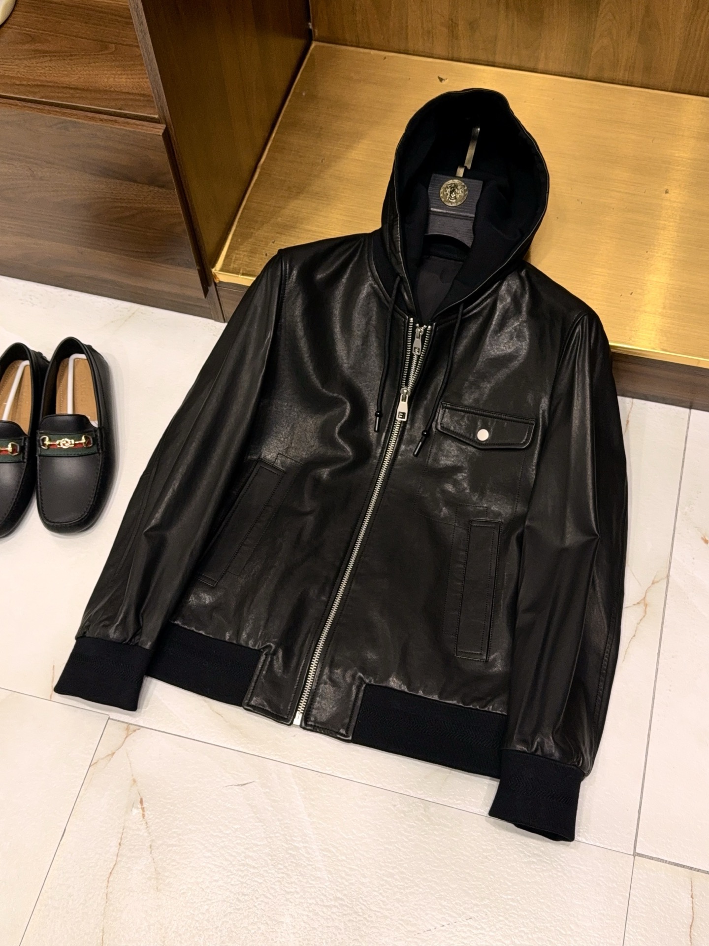 NO:567701,[Aimajia imported natural textured vegetable-tanned sheepskin removable hooded zippered jacket leather jacket] Men’s vegetable-tanned sheepskin removable hooded zippered jacket is a textured armor that travels through time.  When fast-food style wear is rampant, real tastemakers have already turned to the choice of 'material is king'. This men's jacket is made of vegetable-tanned sheepskin imported from Italy. The natural tanning process retains the original texture of the leather. Every inch of the texture is breathable - it has a delicate and soft skin-friendly touch at first. As time goes by, it will gradually smudge out with a warm and moist luster that is unique to you, making each jacket an unrepeatable personal symbol.   The design refuses to be exaggerated, but is full of ingenuity in the details. The detachable hood is pragmatic and romantic, and it can be neatly worn alone in spring and autumn to show your spirit. It adds a casual warmth to cold winter clothes. One piece of clothing can easily meet the needs of multiple seasons; the custom-made two-way metal zipper has a steady 'click' when zipping  The sound is not only a tool for opening and closing, but also a ceremonial embellishment when dressing up; the neat short cut optimizes body proportions, whether worn with a simple white T-shirt or layered with a sweater, it can be easily worn with an effortless sense of luxury, and can hold the scene for commuting, dating, or short trips.   From the natural breathability of the leather to the humanized design of the details, this jacket has already surpassed the definition of ordinary clothing. It is an 'evergreen style' in your wardrobe. You don't need to chase trends, but it can use the dual confidence of material and style to bring you a calm aura in any occasion, and transform your daily wear into a textured aesthetic that can withstand the test of time. M-3XL (arranged for delivery in about 5 days),, hermes, jackets & coats, jackets & coats, leather  jacket,sheepskin,hats,alexander wang19860909【爱马家进口天然质感植鞣绵羊皮可脱卸帽拉链款夹克皮衣外套】男士植鞣绵羊皮可脱卸帽拉链夹克一件穿越时光的质感铠甲. 当快餐式穿搭泛滥,真正的品味者早已转向「材质为王」的选择.这款男士夹克甄选意大利进口植鞣绵羊皮,以自然鞣制工艺保留皮革原生纹理,每一寸肌理都带着呼吸感——初上身是细腻柔糯的亲肤触感,随着穿着时光沉淀,会逐渐晕染出独属于你的温润光泽,让每件夹克都成为无可复制的个人符号. 设计上拒绝浮夸,却在细节处藏满巧思.可脱卸连帽是实用主义的浪漫,春秋单穿利落显精神,寒冬装上则添一份随性暖意,一衣轻松应对多季穿搭需求；定制双向金属拉链,拉合时带着沉稳的「咔嗒」声,不仅是开合的工具,更成为穿搭时的仪式感点缀；利落的短款剪裁优化身材比例,无论是内搭简单白T,还是叠穿针织衫,都能轻松穿出不费力的高级感,通勤、约会、短途出行皆能hold住场面. 从皮革的天然呼吸感,到细节的人性化设计,这件夹克早已超越普通服饰的定义.它是你衣橱里的「长青款」,无需追逐潮流,却能用材质与版型的双重底气,让你在任何场合都自带沉稳气场,把日常穿搭穿成经得起时光打量的质感美学.M-3XL（5天左右安排发货）,,hermes,jackets & coats,jackets & coats,leather jacket,sheepskin,hats,alexander wang,Men's clothing