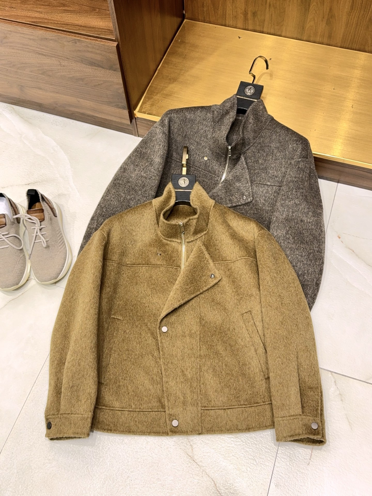 NO:567704,[Fashionable T-stage designer floral gauze double-faced nylon short zippered woolen windbreaker jacket] Deconstructing the trend | Floral gauze double-faced nylon short zippered windbreaker jacket redefines men’s street elegance.  When the delicate texture of advanced customization meets the casual genes of street fashion, this floral gauze double-sided nylon short zipper windbreaker has become a fashion statement that breaks the boundaries. Selected high-count floral gauze double-sided nylon fabric, one side has a low-key intertwined texture pattern, and comes with a hazy retro filter; the other side is a neat solid color base, hiding a high-end matte luster. One piece unlocks two styles of dressing, meeting the scene switch from early autumn commuting to weekend fun.   The short cut accurately controls the length and is neatly stuck above the waistline, easily optimizing body proportions, and small men can also wear it to look tall and tall. Different from the button design of traditional windbreakers, military-grade metal zippers are used to run through the front, with a crisp texture between zips. With a flexible design that can be turned up and down, the windproof practicality and street coolness are both combined.  Ingenious details include hidden adjustable button tabs on the cuffs, and a slightly closed silhouette to avoid bloat. The hidden side pockets combine functionality and simple aesthetics without destroying the overall line sense. The naturally drooping curvature of the hem brings an elegant and dynamic feeling when walking, saying goodbye to the boring and rigid woolen fabrics.   Whether worn with a printed sweatshirt to create a layered look, or paired with a turtleneck sweater to highlight an exquisite style, this windbreaker can be perfectly matched. It is not a simple clothing item, but a trendy weapon for men who pursue individuality, making every appearance a style show that attracts the attention of the audience. M-3XL (brown, khaki),,hoodie,sweatshirts,jackets & coats,alexander wang19860909【时尚潮范儿T台设计师款花纱双面尼短款拉链款毛呢风衣外套】解构潮流｜花纱双面尼短款拉链风衣,重新定义男士街头优雅. 当高级定制的细腻质感撞上街头潮流的率性基因,这款花纱双面尼短款拉链风衣便成为打破边界的时尚宣言.精选高支花纱双面尼面料,一面是低调交织的肌理纹路,自带朦胧复古滤镜；另一面是利落纯色基底,暗藏高级哑光光泽,一件解锁两种穿搭形态,满足从早秋通勤到周末潮玩的场景切换. 短款剪裁精准控制衣长,利落卡在腰线以上,轻松优化身材比例,小个子男士也能穿出挺拔气场.不同于传统风衣的纽扣设计,采用军工级金属拉链贯穿前襟,拉合间自带清脆质感,搭配领口可立可翻的灵活设计,防风实用性与街头酷感双重在线. 细节处更见匠心袖口暗藏可调节扣袢,微收版型避免臃肿；侧边隐形口袋兼顾功能性与简约美学,不破坏整体线条感；下摆自然垂坠的弧度,行走时自带飘逸动感,告别毛呢面料的沉闷刻板. 无论是内搭印花卫衣打造叠穿层次感,还是搭配高领针织衫凸显精致格调,这件风衣都能完美承接.它不是简单的服饰单品,而是为追求个性的男士提供的潮流武器,让每一次出场,都成为全场焦点的风格秀场.M-3XL（咖啡色,卡其色）,,hoodie,sweatshirts,jackets & coats,alexander wang,Men's clothing