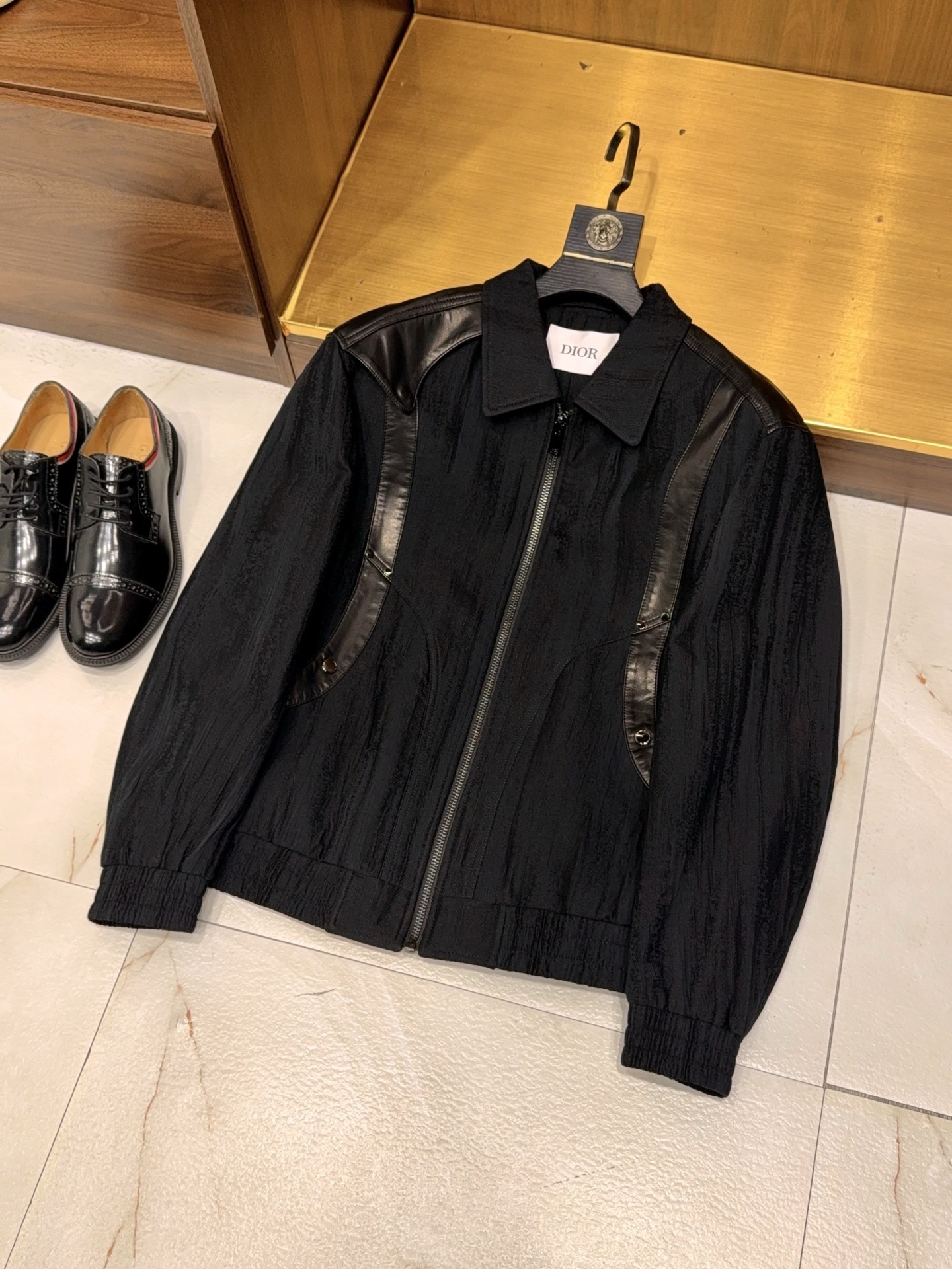 NO:567727,[Yuppie motorcycle style cotton and linen jacquard fabric spliced ​​suede zipper jacket] Yuppie motorcycle jacket | Cotton and linen jacquard dialogue with the wild gentleman of goatskin. When the wild genes of retro motorcycles meet the exquisite style of the yuppie gentleman, this spliced ​​jacket that breaks the style boundaries was born - using the collision of fabrics to redefine the 'contradictory aesthetics' of men's wear.   The main body of the garment is made of cotton and linen jacquard fabric, which has its own delicate texture and texture, reflecting a low-key texture and luster under the light. It not only retains the breathability and freedom of cotton and linen, but also injects retro charm with jacquard technology, saying goodbye to the monotony of solid-color jackets;  The key parts of the shoulders and cuffs are spliced with suede. The delicate and flexible leather feel complements the crisp silhouette. Every touch is an intuitive perception of quality, and it also injects just the right toughness into the overall look.   The neat tailoring of the classic motorcycle jacket is the neat stand-up collar design, which outlines the neck line when the zipper is pulled up, and is more casual when put down; the metal zipper is customized, and its smooth texture and cool luster when pulled become the finishing touch in the details; the diagonal pockets on both sides of the body combine practicality and style, and the natural posture when inserting the hands perfectly echoes the yuppie temperament.  Whether worn with a striped shirt and Chelsea boots to create an urban yuppie commuting style; or paired with a solid color T-shirt and Martin boots to unlock the coolness of a street motorcycle; or even layered with a knitted vest and Derby shoes to create a retro mix and match style - this jacket can be easily held. It is not a carrier of a single style, but a 'wearing tool' for men to express their personality, allowing you to find a unique balance between business and leisure, sophistication and wildness.   Wearing it, every step you take is a two-way rush between refinement and wildness. M-3XL,,boots,jackets & coats,jackets & coats,shirts,tees,t-shirt,sheepskin,alexander wang19860909【雅痞机车款棉麻提花面料拼接小山羊皮拉链款夹克外套】雅痞机车夹克 | 棉麻提花与山羊皮的野性绅士对话. 当复古机车的狂放基因,邂逅雅痞绅士的精致格调,便诞生了这件打破风格边界的拼接夹克——用面料的碰撞,重新定义男士穿搭的“矛盾美学”. 衣身主体选用棉麻提花面料,自带细腻的肌理纹路,在光线下折射出低调的质感光泽,既保留了棉麻的透气自在,又以提花工艺注入复古韵味,告别纯色夹克的单调；而肩部与袖口关键部位,拼接的是小山羊皮,细腻柔韧的皮质触感与挺括廓形相得益彰,每一次触碰都是对品质的直观感知,也为整体造型注入恰到好处的硬朗气场. 经典机车夹克的利落剪裁是灵魂利落的立领设计,拉上拉链时能勾勒出颈部线条,放下则多了份随性；金属拉链选用定制款,拉动时的顺滑质感与冷冽光泽,成为细节处的点睛之笔；衣身两侧的斜插口袋,兼顾实用性与造型感,插手时的自然姿态,恰好呼应雅痞气质. 无论是内搭条纹衬衫与切尔西靴,打造都市雅痞通勤风；还是配纯色T恤与马丁靴,解锁街头机车酷感；甚至叠穿针织马甲与德比鞋,演绎复古混搭格调——这件夹克都能轻松hold住.它不是单一风格的载体,而是男士表达个性的“穿搭利器”,让你在商务与休闲、精致与野性之间,找到专属的平衡感. 穿上它,走出的每一步,都是精致与狂放的双向奔赴.M-3XL,,boots,jackets & coats,jackets & coats,shirts,tees，t-shirt,sheepskin,alexander wang,Men's clothing