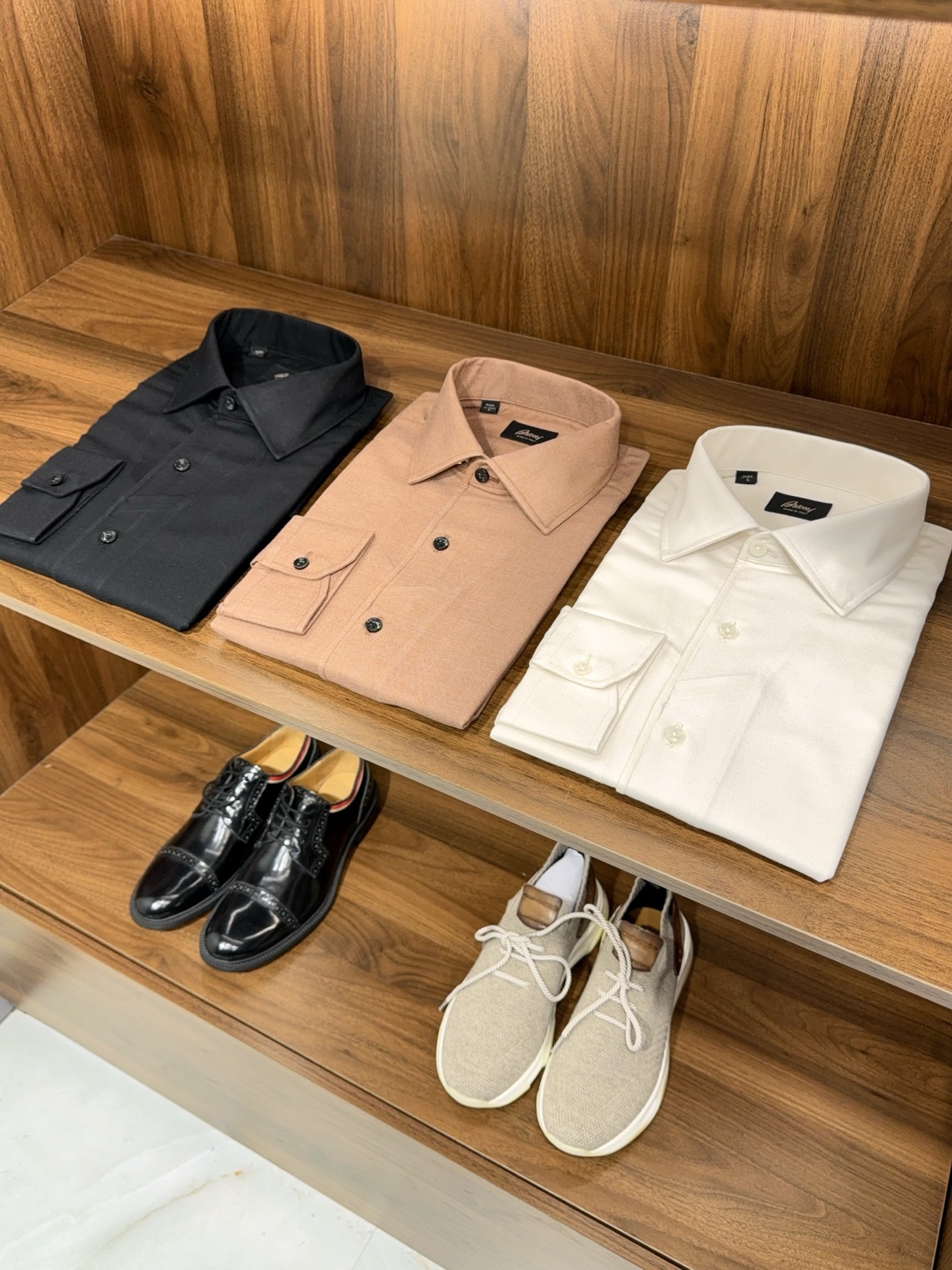 NO:567716,[Soft and fine brushed twill fabric, commuter Windsor collar design, long-sleeved shirt with unique B-shaped lambskin embellished with the Burri family] A double-sided gentleman's shirt that combines the elegance of yuppie motorcycles with commuting. When the freedom of motorcycles meets the sophistication and elegance of commuting, this shirt becomes the style converter for urban gentlemen. The soft and fine brushed twill fabric is selected and feels as warm as a cloud. It not only resists the coolness of autumn, but also keeps the skin comfortable when sitting for a long time at work, saying goodbye to the rigid constraints of traditional shirts.   The neckline adopts a classic Windsor collar design with clean and crisp lines. When paired with a tie, it gives off a sense of business elite. Unbuttoning two buttons instantly switches to a casual yuppie style, easily adapting to the scene transition from the conference room to the motorcycle club. The most eye-catching feature is the unique B-shaped lambskin embellishment of the Brie family, which appears low-key on the cuffs and placket. The delicate leather luster and brushed fabric form a texture collision, quietly revealing exclusive taste, making every time you raise your hand a highlight moment of detail control.   The long-sleeved style combines practicality and style. It can be worn alone to show style, or layered with a knitted sweater or a leather jacket. It can be layered to create a layered men's aesthetic. Whether it is the coolness of riding a motorcycle or the calmness of daily commuting, it can be accurately selected, allowing you to switch between different identities freely and become an undefined elegant gentleman. M-3XL (arrives the next day),, jackets &  coats,shirts,sheepskin,ties,alexander wang19860909【柔软细腻磨毛斜纹面料通勤温莎领设计布里家族独特B字小羊皮点缀长袖衬衫】雅痞机车与通勤优雅的双面绅士衬衫. 当机车的自由不羁邂逅通勤的精致得体,这款衬衫便成了都市绅士的风格转换器.精选柔软细腻磨毛斜纹面料,触感如云朵般温润,既抵御秋日微凉,又能在久坐办公时保持肌肤舒适,告别传统衬衫的僵硬束缚. 领口采用经典温莎领设计,线条利落挺括,搭配领带时尽显商务精英感,解开两粒扣又瞬间切换成随性雅痞风,轻松适配会议室到机车俱乐部的场景转换.最点睛的是布里家族独特B字小羊皮点缀,在袖口、门襟处低调浮现,细腻的皮质光泽与磨毛面料形成质感碰撞,不动声色间流露专属品味,让每一次抬手都成为细节控的高光时刻. 长袖款式兼顾实用性与造型感,可单穿彰显格调,也能内搭针织衫、外搭皮夹克,叠穿出层次丰富的男士穿搭美学.无论是驾驭机车时的飒爽,还是日常通勤的沉稳,它都能精准拿捏,让你在不同身份中自如切换,做不被定义的优雅绅士.M-3XL（隔天到货）,,jackets & coats,shirts,sheepskin,ties,alexander wang,Men's clothing