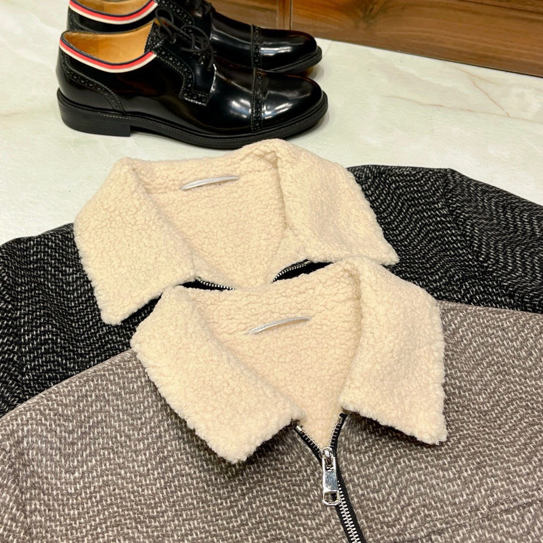 NO:567707,【The popular item is back!  D's lamb wool warm inner particle wool is finally here!  Harbor City ZG Designer Soft, Comfortable and Warm Wool Jacket] This jacket is the perfect combination of winter fashion and warmth, specially designed for you who pursue a high-quality life. The lining is made of selected lamb wool and grained wool for its soft touch and excellent thermal insulation performance, ensuring that you can feel as warm as spring even in the cold season.  The ingenuity of ZG designers in Harbor City allows this wool jacket to keep you warm while still being fashionable. The carefully selected fabric combines comfort and durability, and its extraordinary quality can be felt every time you touch it. The jacket has a well-fitting cut and smooth lines, which can perfectly blend into your various styles, whether it is a formal occasion or leisure time.   The outer design of the jacket is simple yet stylish, and the details reflect the designer's ingenuity. Whether it is exquisite zippers, buttons, or clever pocket designs, they all reflect D's pursuit of quality and attention to detail. The soft fabric and comfortable tailoring allow you to enjoy warmth while also experiencing an unparalleled wearing experience.  D's Harbor City ZG designer wool jacket is an indispensable fashion item in your winter wardrobe. It is not only a warm jacket, but also a fashion statement that shows your personality and taste. Embrace this warmth immediately and let D's innovative design accompany you through every cold day. M-3XL,, dior, jackets & coats, alexander wang19860909【爆款再现！D家羊羔毛保暖内里颗粒羊毛终于等到了！海港城ZG设计师款柔软舒适保暖羊毛外套】这款外套是冬季时尚与温暖的完美结合,专为追求高品质生活的您设计.内里采用精选羊羔毛,颗粒羊毛的柔软触感和卓越保暖性能,确保您在寒冷的季节里也能感受到如春日般的温暖. 海港城ZG设计师的匠心独运,让这款羊毛外套在保暖的同时,不失时尚感.精心挑选的面料,结合了舒适与耐用性,每一次触摸都能感受到其非凡的品质.外套的剪裁合体,线条流畅,无论是正式场合还是休闲时光,都能完美融入您的各种穿搭风格. 外套的外观设计简约而不失格调,细节之处彰显了设计师的巧思.无论是精致的拉链、扣子,还是巧妙的口袋设计,都体现了D家对品质的追求和对细节的重视.柔软的面料和舒适的剪裁,让您在享受温暖的同时,也能体验到无与伦比的穿着体验. D家海港城ZG设计师款羊毛外套,是您冬季衣橱中不可或缺的时尚单品.它不仅是一件保暖外套,更是展现个性与品味的时尚声明.立即拥抱这份温暖,让D家的创新设计陪伴您度过每一个寒冷的日子.M-3XL,,dior,jackets & coats,alexander wang,Men's clothing