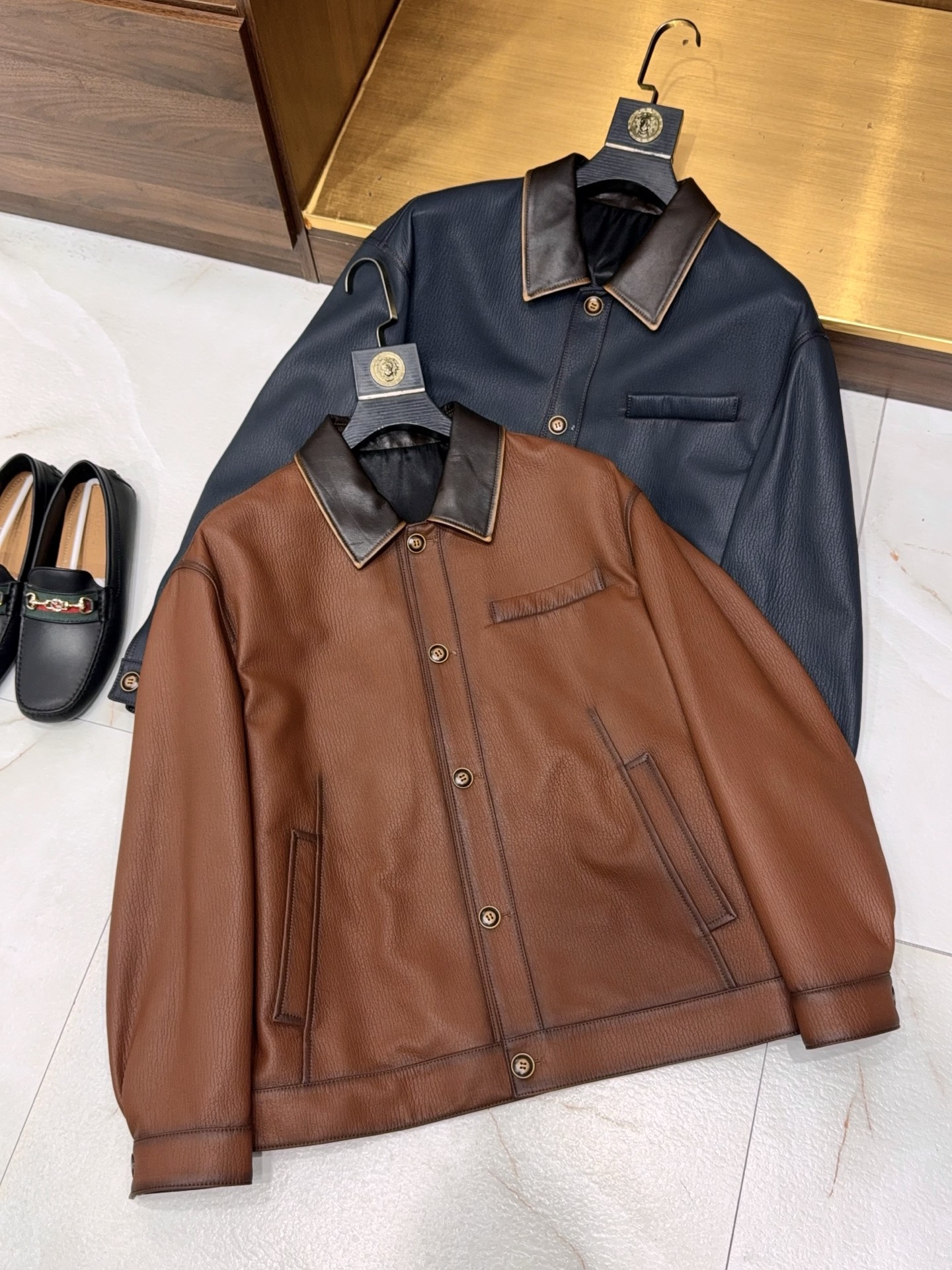 NO:572146,[Selected high-quality sheepskin vintage pebbled grain hand-rubbed collar design fashionable leather jacket] Retro pebbled sheepskin jacket | Hand-rubbed, reshaping the style of men's wardrobe  When the delicate touch of high-quality sheepskin meets the classic texture of vintage pebbled grain, a men's jacket that can transcend time comes into being. Sheepskin embryos with moderate density are selected to retain the original toughness and softness of the leather. Every inch of the pebbled grain is precisely embossed, with full grain and three-dimensional effect. It not only replicates the rough texture of the retro era, but also retains the sophistication of daily wear.   The soul of the design lies in the hand-rubbed collar - the craftsmen dye it layer by layer with customized dyes, from the dark brown gradient on the edge of the collar to the light brown on the inside. The color transition of each piece is unique, just like the natural traces of time. The neat lapel cut modifies the neck line, the single-breasted design is simple and elegant, and the right length of the dress balances elegance and practicality. Whether it is paired with a white T to create a casual casual style, or paired with a shirt to create a light business style, it can easily hold the occasion.   From leather selection to hand-polishing, every detail is created for texture. The hidden pockets are neatly stitched, the metal buttons are distressed to echo the retro theme, and the skin-friendly lining inside improves wearing comfort. This jacket is not only a piece of clothing, but also a men's watch.  A carrier of taste, you can stand out with your unique retro texture during daily commuting, weekend outings or gatherings with friends, showing a calm yet personalized attitude. M-3XL (delivery arranged in 5-7 days),,jackets  & coats,jackets & coats,shirts,leather jacket,sheepskin,alexander wang19860909【精选优质绵羊皮复古荔枝纹手工擦色衣领设计时尚夹克皮衣外套】复古荔枝纹绵羊皮夹克｜手工擦色,重塑男士衣橱格调 当优质绵羊皮的细腻触感,邂逅复古荔枝纹的经典肌理,一件足以跨越时光的男士夹克便应运而生.精选密度适中的绵羊皮胚,保留皮质原生韧性与柔软度,每一寸荔枝纹都经过精准压印,颗粒饱满且富有立体感,既复刻了复古年代的粗粝质感,又不失日常穿搭的精致度. 设计的灵魂在于手工擦色衣领——由匠人以定制染料逐层晕染,从领口边缘的深棕渐变至内侧的浅咖,每一件的色泽过渡都独一无二,如同时光沉淀的自然痕迹.利落的翻领剪裁修饰颈部线条,单排扣设计简约大气,恰到好处的衣长兼顾风度与实用性,无论是内搭白T打造休闲随性,还是搭配衬衫演绎轻商务格调,都能轻松hold住场合. 从皮质甄选到手工打磨,每一处细节都为质感而生隐形口袋缝线工整细腻,金属纽扣经过做旧处理呼应复古主题,内里亲肤内衬提升穿着舒适度.这件夹克不只是一件服饰,更是男士表达品味的载体,让你在日常通勤、周末出游或好友聚会中,都能凭借独特的复古质感脱颖而出,尽显沉稳而不失个性的穿搭态度.M-3XL（5-7天安排发货）,,jackets & coats,jackets & coats,shirts,leather jacket,sheepskin,alexander wang,Men's clothing