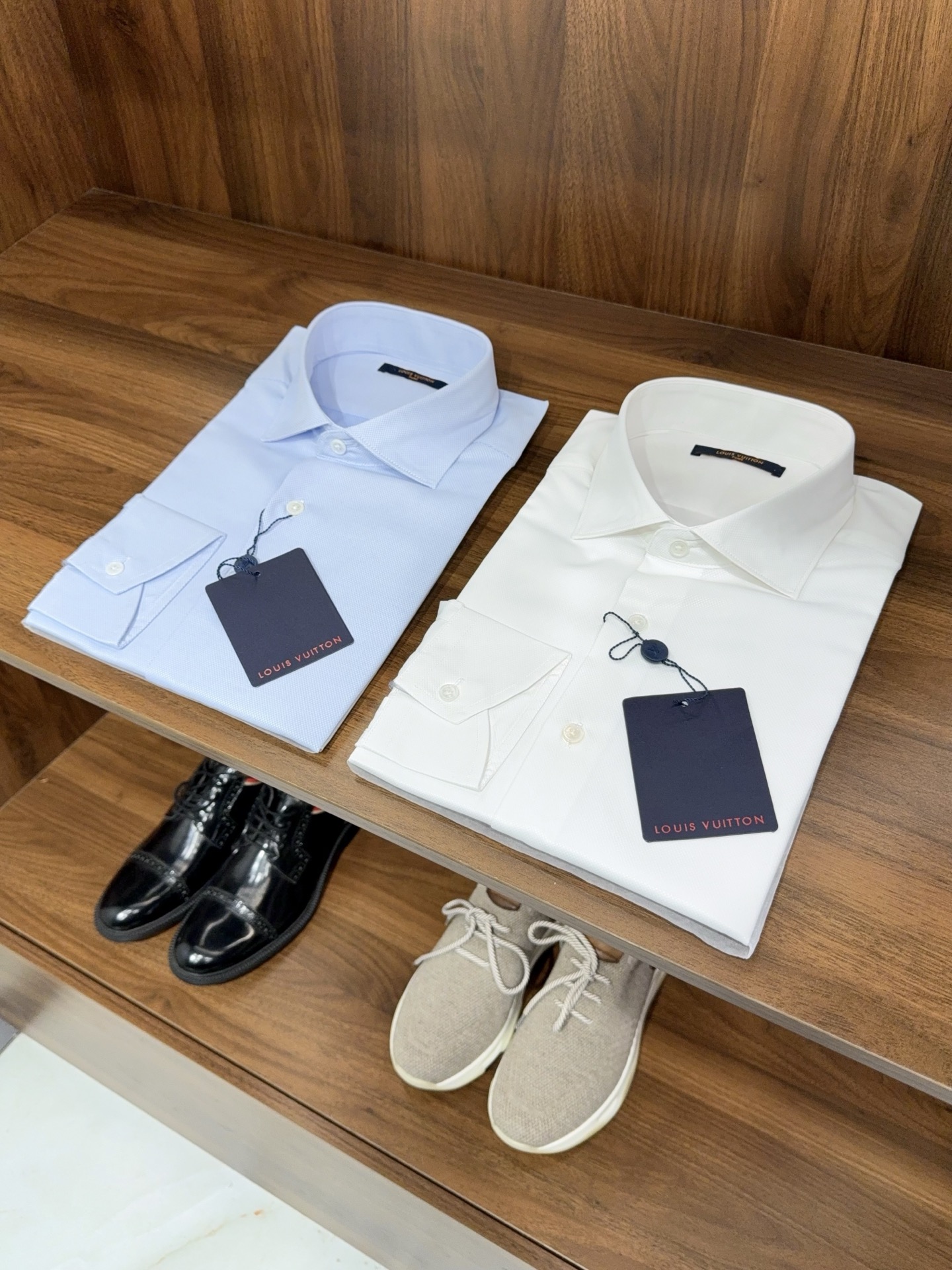 NO:572144,[Lvjia high-density jacquard fabric commuter style Windsor collar design with three-dimensional embroidery LOGO embellishment long-sleeved shirt] Lujia high-density jacquard Windsor collar shirt | A quality business card for commuter men.  When workplace outfits bid farewell to mediocrity, a shirt that combines brand genes and practical aesthetics is the 'invisible shirt' of the men's wardrobe. This Lujia commuter shirt is made of high-density jacquard fabric as the bone, Windsor collar design as the soul, and embellished with three-dimensional embroidery LOGO, giving every appearance an exquisite aura.  The selected high-count and high-density jacquard fabric has a delicate and crisp feel. It is anti-wrinkle and easy to care for commuting, and can break the dullness of a solid-color shirt through subtle changes in texture. The fabric shimmers with movement when walking, revealing a high-end texture in a low-key manner. It is not prone to wrinkles after sitting for a long time. From morning meetings to evening entertainment, it always maintains a decent state.   The classic Windsor collar design is the finishing touch. Compared with the ordinary collar type, it is more formal and elegant. It is perfectly suitable for wearing with or without a tie. When the tie is worn, the collar is crisp and not soft, making it easy to hold in important occasions such as business negotiations and customer docking. When the tie is untied, the collar hangs naturally, giving it a more relaxed and elite feel. It is suitable for afternoon tea negotiations or informal office scenes. Wear it multiple times to unlock various styles for commuting.  The three-dimensional embroidered LOGO on the chest is a low-key declaration of the brand's identity. It abandons exaggerated printing and uses delicate stitching to outline the classic logo. It is not obtrusive when viewed from a distance, but the craftsmanship is evident when viewed up close. It not only avoids the publicity of 'all over the body with LOGO', but also allows knowledgeable people to recognize the quality at a glance. It has just the right sense of presence and demonstrates unintentional taste.   The long sleeves are tailored to fit the shoulder line and arm curves, not tight or dragging, allowing you to work with your hands or shake hands with ease. Whether worn with a suit to create a complete business look, or worn alone with trousers or casual pants, it can accurately achieve the commuting aesthetic of 'formal but not rigid, refined but not exaggerated', allowing you to wear a unique texture with just one shirt in the workplace day after day. M-3XL arrives the next day, louis vuitton, louis  vuitton,shirts,business suit,ties,alexander wang19860909【驴家高密织提花面料通勤款温莎领设计立体刺绣LOGO点缀长袖衬衫】驴家高密提花温莎领衬衫｜通勤男士的质感名片. 当职场穿搭告别平庸,一件兼具品牌基因与实用美学的衬衫,便是男士衣橱的“隐形战袍”.这款驴家通勤衬衫,以高密织提花面料为骨,温莎领设计为魂,再缀以立体刺绣LOGO,让每一次亮相都自带精致气场. 精选高支高密提花面料,触感细腻挺括,既有抗皱易打理的通勤属性,又能通过纹理的微妙变化打破纯色衬衫的沉闷——行走间面料随动作流转微光,低调中透出高阶质感,久坐也不易产生褶皱,从晨间会议到晚间应酬,始终保持体面状态. 经典温莎领设计是点睛之笔,相较于普通领型更显正式大气,完美适配领带与无领带两种穿法系上领带时,领型挺括不软塌,轻松hold住商务谈判、客户对接等重要场合；解开领带时,领口自然垂坠,多了几分松弛的精英感,适配下午茶洽谈或非正式办公场景,一衣多穿解锁通勤百变造型. 胸前的立体刺绣LOGO是品牌身份的低调宣告,摒弃浮夸印花,以细腻针脚勾勒经典标识,远观不突兀,近看显工艺.既避免了“满身LOGO”的张扬,又能让懂行的人一眼识别品质,恰到好处的存在感,彰显不刻意的品味. 长袖剪裁贴合肩线与手臂曲线,不紧绷不拖沓,抬手办公、握手寒暄都灵活自在.无论是内搭西装打造完整商务造型,还是单穿搭配西裤、休闲裤,都能精准踩中“正式不刻板,精致不浮夸”的通勤审美,让你在日复一日的职场中,凭一件衬衫就能穿出与众不同的质感.M-3XL 隔天到货,,louis vuitton,louis vuitton,shirts,business suit,ties,alexander wang,Men's clothing