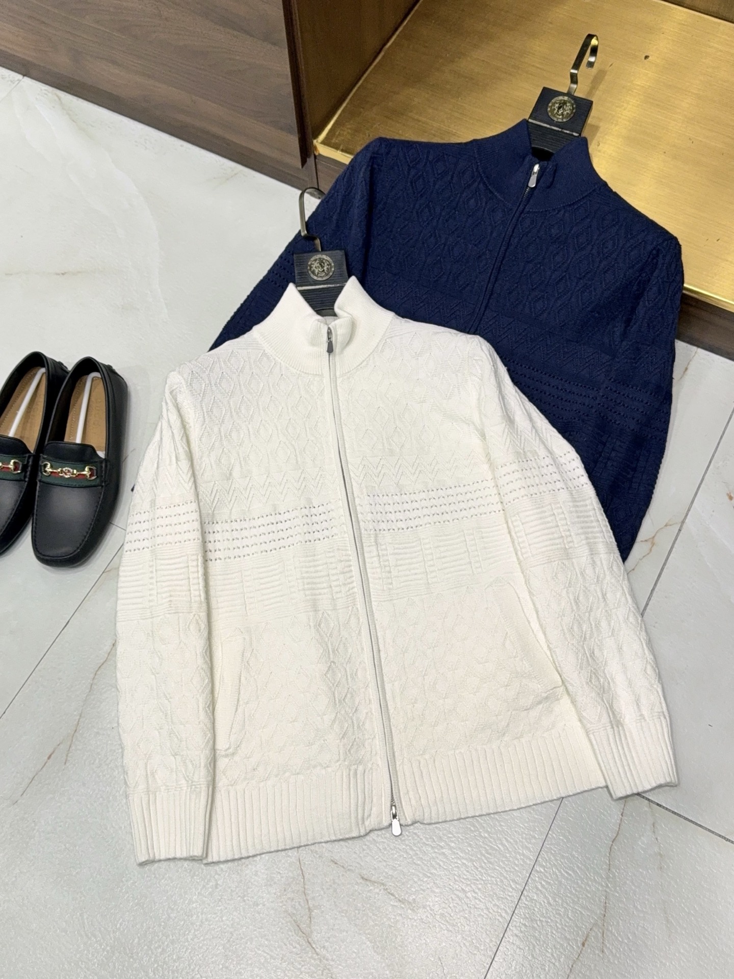 NO:572154,[BC official website is updated simultaneously!  Specially woven cotton and linen yarn three-dimensional jacquard double zipper knitted jacket] Men's BC Home official website synchronization style | Specially woven cotton and linen jacquard double zipper knitted jacket  The official website is updated at the same time. The BC family reshapes the style of men's knitted jackets with craftsmanship aesthetics. Specially woven cotton and linen yarns are selected and scientifically matched to create the core texture - the refreshing texture of linen dispels the stuffiness. The addition of cotton fiber enhances flexibility and will not easily deform after long-term wear. It takes into account breathability and stiffness, making it easy to control for daily commuting or leisure outings.   The body of the garment is the soul of craftsmanship. It adopts high-density three-dimensional jacquard technology, and the warp and weft yarns are interlaced to form a concave and convex relief texture. The light and shadow changes with the angle under the light, making the fabric seem to have life, and the low-key and delicate sense of luxury are revealed. Different from the monotony of ordinary knitting, every inch of the texture carries the craftsman's intention, interpreting the 'relief aesthetics of weaving light and shadow'.  The finishing touch is the double zipper design, which breaks the conventional opening and closing method. You can switch between the lazy casualness of a half-open placket and the neatness of a full zipper. It is easy to put on and take off and has richer styling layers. The shape has been repeatedly adjusted to be slim but not tight, loose but not bloated. It adapts to a variety of body shapes and is equipped with threaded cinch details to ensure wearing comfort and enhance the overall silhouette.   From business occasions in the office to casual moments in cafes on weekends, wearing a white T-shirt under it can show a simple level, and matching it with a shirt can add a gentlemanly style. This knitted jacket combines material advantages, craftsmanship details and practical wearability. It is not only an intuitive expression of BC's design aesthetics, but also a light luxury item in men's wardrobe that has both texture and versatile attributes. M-3XL white blue,,chanel,jackets & coats,shirts,alexander wang19860909【BC家官网同步更新！特织纺纱棉麻纱线立体提花双拉链款针织外套】男士BC家官网同步款 | 特织棉麻提花双拉链针织外套 官网同步上新,BC家以工艺美学重塑男士针织外套格调.精选特织纺纱棉麻纱线,科学配比织就核心质感——亚麻的清爽肌理驱散闷热,棉纤维的加入强化柔韧度,久穿不易变形,兼顾透气感与挺括度,日常通勤或休闲出游皆能轻松驾驭. 衣身是工艺的灵魂所在.采用高密度立体提花工艺,通过经纬纱线交错叠加形成凹凸有致的浮雕纹理,在光线下随角度流转呈现深浅光影变幻,让面料仿佛拥有生命,低调中透着细腻高级感.区别于普通针织的单调,每一寸肌理都承载着匠人的工艺用心,诠释“织就光影的浮雕美学”. 点睛之笔的双拉链设计,打破常规开合方式,可随心切换半开襟的慵懒随性与全拉合的利落干练,穿脱便捷且造型层次更丰富.版型经过反复调校,修身而不紧绷,宽松而不臃肿,适配多种身形,搭配螺纹收口细节,既保证穿着舒适度,又强化整体廓形感. 从办公室的商务场合到周末咖啡馆的休闲时刻,内搭白T可显简约层次,搭配衬衫则添绅士格调.这款集材质优势、工艺细节与实穿性于一体的针织外套,既是BC家设计美学的直观表达,更是男士衣橱中兼具质感与百搭属性的轻奢单品.M-3XL 白色 蓝色,,chanel,jackets & coats,shirts,alexander wang,Men's clothing