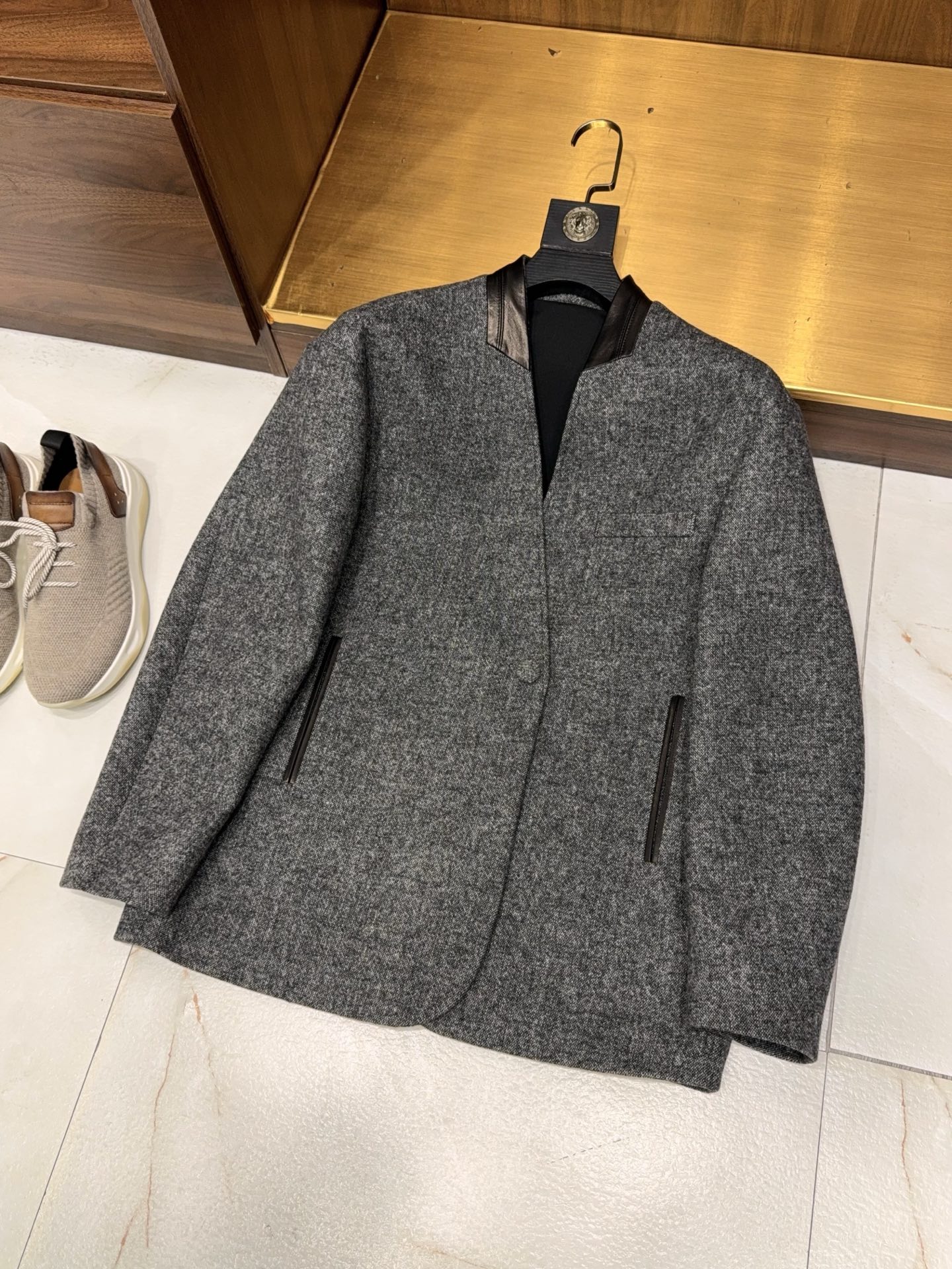 NO:572151,【Fashion leader!  D's collarless deconstructed design and spliced ​​goatskin hand-covered buttons short windbreaker jacket] Deconstruct classics and reshape style | D's men's goatskin spliced ​​short windbreaker jacket. When the collarless design breaks the rigid frame of the traditional jacket, and when the hand-covered buttons inject craftsmanship, a wardrobe collection belonging to the fashion leader is born. D's uses deconstructed aesthetics as a pen, and writes a high-end expression of men's wear in the outline of the short trench coat style jacket.   Selected fine goatskin is spliced with high-quality fabrics, which are soft to the touch and have firm muscles. Every inch of the texture is full of light luxury. The collarless tailoring weakens the neck restraint, retains the neat aura of the windbreaker, and adds a casual sense. It can easily adapt to business, leisure, urban commuting and other scenarios. The specially customized hand-wrapped buttons abandon the regularity of machine production and show uniqueness with subtle handcraft marks, becoming the finishing touch of the overall look.  The short version is highly tolerant to heights and can easily optimize body proportions. It can look elite when paired with trousers, while it also has a casual coolness when paired with jeans. From fabric selection to detail polishing, everything carries the D family's precise control of fashion, allowing you to become a highly recognizable fashion benchmark among the crowd with just one jacket without the need for complicated matching.   Do you need me to add a more detailed introduction to the wearing scene or fabric craftsmanship of this jacket?  M-3XL.,,dior,jeans,jackets & coats,jackets & coats,sheepskin,alexander wang19860909【引领时尚者！D家无领解构设计拼接山羊皮手工包扣短款风衣式夹克外套】解构经典,重塑型格 | D家男士山羊皮拼接短款风衣夹克. 当无领设计打破传统夹克的刻板框架,当手工包扣注入匠人温度,一件属于时尚引领者的衣橱藏品由此诞生.D家以解构美学为笔,在短款风衣式夹克的轮廓里,书写男士穿搭的高阶表达. 精选细腻山羊皮与高品质面料拼接,触感柔软且自带挺括筋骨,每一寸肌理都透着轻奢质感.无领剪裁弱化了颈部束缚,既保留风衣的利落气场,又增添随性感,轻松适配商务休闲、城市通勤等多场景.特别定制的手工包扣,摒弃机器生产的规整,以细微的手工痕迹彰显独特,成为整体造型的点睛之笔. 短款版型对身高包容度极高,轻松优化身材比例,搭配西裤显精英格调,配牛仔裤又藏着几分随性酷感.从面料选择到细节打磨,每一处都承载着D家对时尚的精准把控,让你无需繁复搭配,就能凭借一件夹克,成为人群中辨识度拉满的时尚标杆. 需要我针对这款夹克的穿搭场景或面料工艺再补充更详细的介绍吗？M-3XL.,,dior,jeans,jackets & coats,jackets & coats,sheepskin,alexander wang,Men's clothing