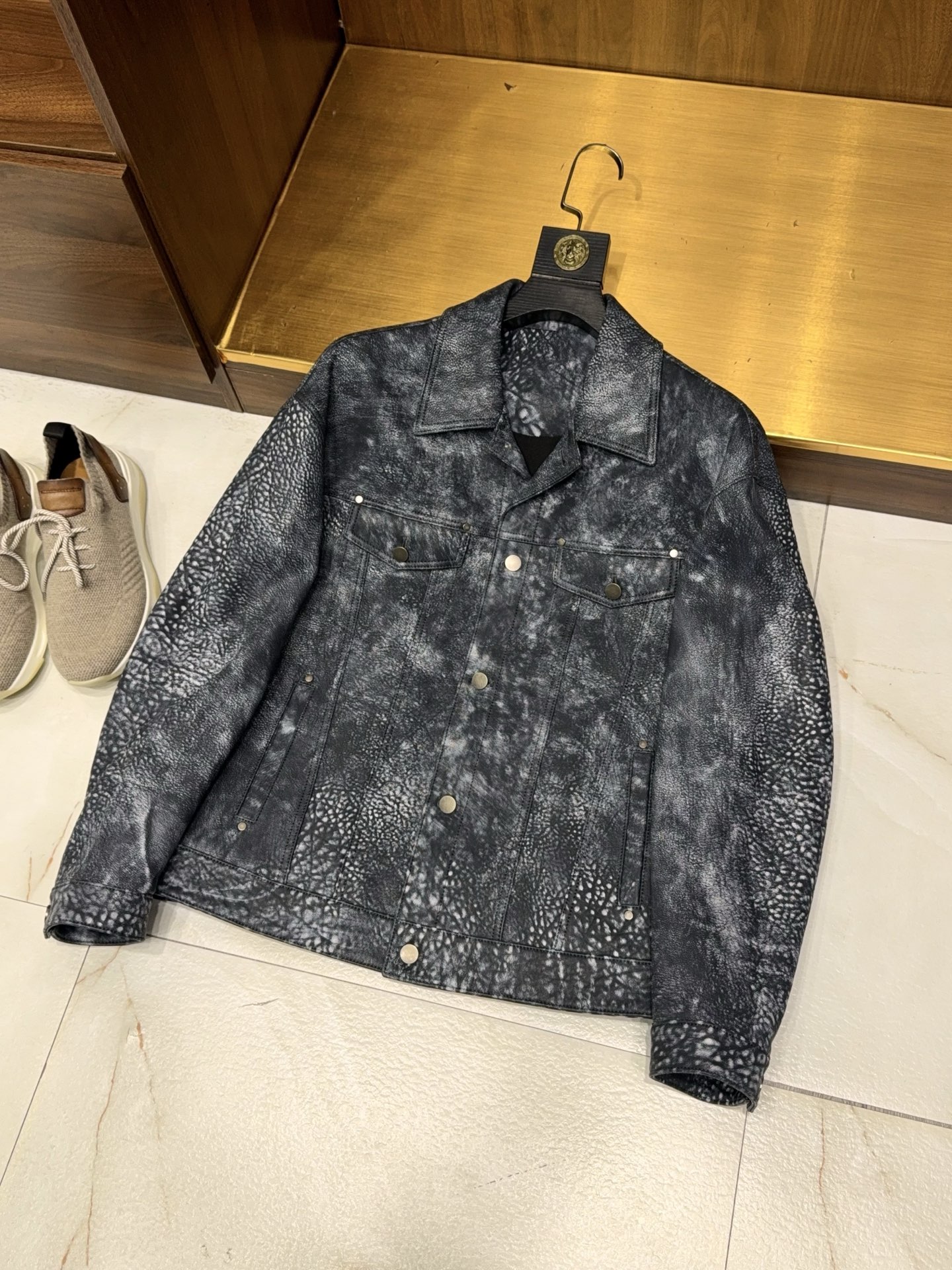 NO:572148,【Big launch!  Using high-quality goatskin, hand-rubbed and aged craftsmanship, the H-Yuppie-style leather jacket] [Heavy New Release] The H-Yuppie goatskin jacket is hand-rubbed with a retro style, bringing out the high-end style of men. When the uniformity of the assembly line drowns out individuality, this goatskin jacket with the classic silhouette of the H-style as its soul is redefining the texture expression of men's leather jackets with 'handmade craftsmanship'.  The first layer of high-quality goatskin is selected as the base. The leather has a delicate and flexible texture, which fits the body shape as it is worn, and has a unique warm and moist luster as it wears. Different from ordinary garment dyeing, craftsmen spend several hours manually doing the color rubbing and distressing process, and the folds, cuffs and hems of the garment are dyed with intertwined retro colors. The texture and color transition of each piece are unique, as if hiding a sense of story accumulated by time.   The neat short cut is neat and does not weigh down your height, and the slightly dropped shoulder design weakens the tough lines, taking into account the casualness of the yuppie and the daily practical wear - wearing a white T-shirt is a street trend, a layered plaid shirt is a retro gentleman, and a high-collar knitted shirt shows a low-key elegance. From commuting to weekend outings, one piece can support a variety of looks, allowing you to stand out from the crowd with texture, showing effortless high-end taste. M-3XL (arranged for delivery in 5-7 days),,jackets &  coats,jackets & coats,shirts,leather jacket,sheepskin,alexander wang19860909【重磅推出！选用优质山羊皮手工擦色做旧工艺H家雅痞风格夹克皮衣外套】【重磅上新】H家雅痞山羊皮夹克手工擦色的复古风骨,穿出男士高阶格调. 当流水线的千篇一律淹没个性,这件以H家经典廓形为魂的山羊皮夹克,正以「手工匠心」重新定义男士皮衣的质感表达. 精选头层优质山羊皮为基底,皮质自带细腻柔韧的肌理,随穿着贴合身形,越穿越有独属的温润光泽；区别于普通成衣染色,工匠耗时数小时手工进行擦色做旧工艺,在衣身褶皱、袖口与下摆处晕染出深浅交织的复古色泽,每一件的纹路与色泽过渡都独一无二,仿佛藏着时光沉淀的故事感. 利落短款剪裁利落不压身高,微落肩设计弱化硬朗线条,兼顾雅痞随性与日常实穿——内搭白T是街头潮范,叠穿格纹衬衫是复古绅士,配高领针织又显低调贵气.从通勤场合到周末出游,一件就能撑起多元造型,让你在人群中凭质感脱颖而出,尽显不费力的高阶品味.M-3XL（5-7天安排发货）,,jackets & coats,jackets & coats,shirts,leather jacket,sheepskin,alexander wang,Men's clothing