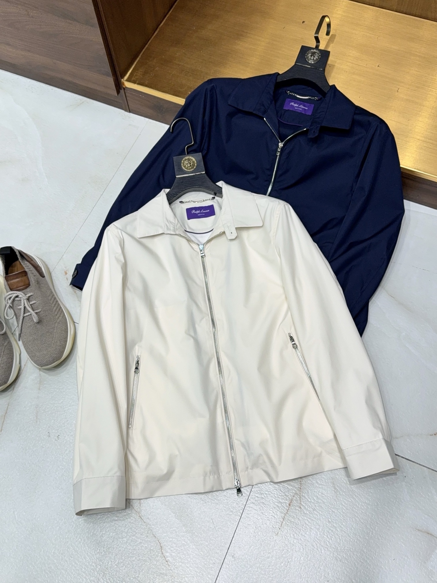 NO:572142,【The Purple Label series is here!  Classic outdoor zipper jacket in custom-supplied polyester fiber fabric] Men's Purple Label series outdoor jacket provides hard-core protection in the classic silhouette. When urban commuting encounters sudden wind and rain, or weekend hiking requires lightness to go with you, this Purple Label series outdoor jacket uses the dual confidence of 'classic design' and 'custom-supplied fabrics' to help you cope with all uncertain scenarios.  The core is made of customer-supplied polyester fiber fabric, which has its own lightweight properties - it does not take up space when packed into a backpack, but the upper body can withstand moderate winds and short-term showers, and the water vapor evaporates quickly without sweating. From the office building to the country trails, you will always feel dry and comfortable.   Continuing the Purple Label series' iconic clean outdoor tailoring, the slightly loose silhouette doesn't flatter your body shape, so you won't look bulky when worn with a sweater or thin sweatshirt. The custom-made two-way metal zipper is smooth and durable, and it is equipped with a stand-up collar design. It can lock in the temperature instantly when you pull it closed, making it easier to deal with the temperature difference between morning and night. The details are hidden in the ingenuity of the deep processing of the diagonal pockets on both sides, which can be placed securely for hands or mobile phones. The Velcro on the cuffs can be adjusted freely, preventing wind while not restricting wrist movement.  From low-key matching for daily commuting to practical needs for short-distance outdoor use, it is not only a classic jacket that 'supports the scene', but also a 'reliable' protective equipment - the texture of the Purple Label series has always been hidden in the visible version and invisible fabric. M-3XL arrives the next day, backpacks, hoodie, sweatshirts, jackets &   coats,jackets & coats,sweaters,alexander wang19860909【紫标系列来了哦！客供聚酯纤维面料经典户外拉链款夹克外套】男士紫标系列户外夹克经典廓形下的硬核防护 当城市通勤遇上突发风雨,当周末徒步需要轻便随行,这款紫标系列户外夹克,用「经典设计」与「客供面料」的双重底气,帮你应对所有不确定场景. 核心选用客供聚酯纤维面料,自带轻量化特性——打包塞进背包不占空间,上身却能抵御中等风力与短时阵雨,水汽快速蒸发不闷汗,从写字楼到郊野小径,体感始终干爽自在. 延续紫标系列标志性的利落户外剪裁,不挑身形的微宽松廓形,内搭毛衣或薄卫衣都不显臃肿；定制双向金属拉链顺滑耐用,搭配立领设计,拉合瞬间就能锁住温度,应对早晚温差更从容.细节处暗藏巧思两侧斜插口袋加深处理,放手或放手机都稳妥,袖口魔术贴可自由调节,防风同时不束缚手腕活动. 从日常通勤的低调搭配,到短途户外的实用需求,它既是一件「撑场面」的经典夹克,更是一件「靠得住」的防护装备——紫标系列的质感,从来都藏在看得见的版型与看不见的面料里.M-3XL 隔天到货,,backpacks,hoodie,sweatshirts,jackets & coats,jackets & coats,sweaters,alexander wang,Men's clothing