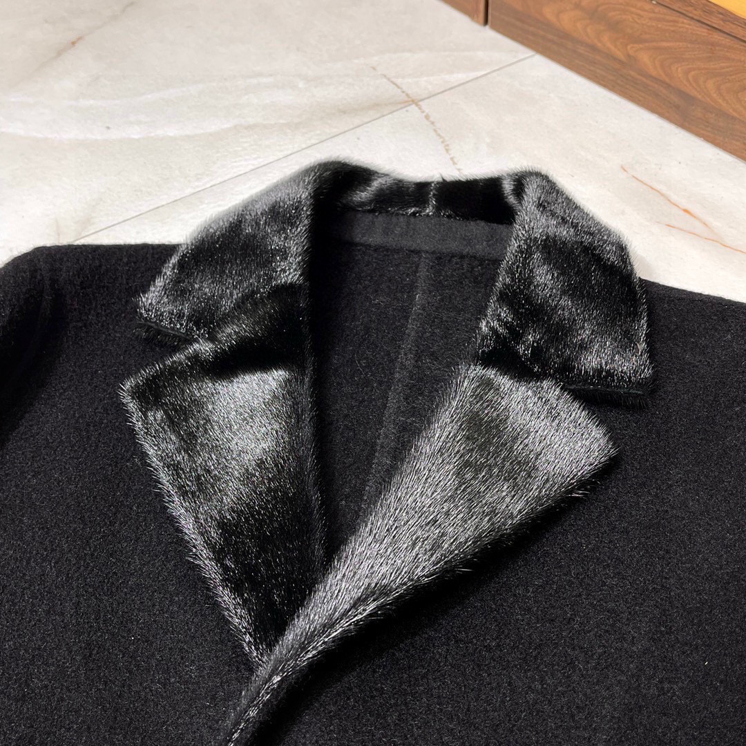 NO:572138,[Collector's Edition Seal Fur Collar Highlights Noble and Elegant Cashmere Long Double-Sided Woolen Coat] 2025 Autumn and Winter New Top Australian Cashmere Blended Handmade Double-Sided Woolen Lapel Coat, Men's Seal Fur Collar Long Double-Sided Woolen Coat!  Trading company channels are rare and available on the official website simultaneously!  Louis family's new autumn and winter double-sided woolen coat is online. It has a classic lapel design, clear lines, crisp silhouette, two-button placket, and unique texture that adds unique brilliance to the entire garment!  The buttons are made of horn buckle material and processed with special technology. They are bright, wear-resistant and compression-resistant, whisker hole buckles, and special perforation process design. They are hand-sewn and the letter logo is customized to highlight the brand recognition. The seal fur design of the collar is a highlight of the whole, brightening the overall color scheme, and making a simple style become highly designed without being overly exaggerated. It enriches the style and adds unique charm at the same time!  The imported Australian 68 wool + 32 cashmere blended handmade double-sided fabric has a delicate texture, is light and soft, has a waxy and smooth feel, and has good drape. The garments are purely hand-sewn and completed in multiple processes!  So every coat is unique!  A piece of clothing requires about 90,000 stitches, all of which are sewn by workers one by one. There are 11-13 stitches every three centimeters. It is very dense and very heavy-duty. It has a large turn-down collar design, hand-made concealed stitching, and then flat lathe stitching. The overall stitching is neat and even!  Every detail is carefully laid out to achieve the desired effect!  M-3XL,,louis vuitton,alexander wang19860909【珍藏版海豹毛领彰显高贵典雅气质羊绒长款双面尼大衣】2025秋冬新款顶级澳洲羊绒混纺手工双面呢翻领大衣,男士海豹毛领长款双面毛呢大衣！贸易公司渠道稀出,同步官网发售！路易家秋冬新款双面呢大衣上线,经典翻驳领设计,线条清晰、版型挺括,两粒扣门襟,独特的纹理质感为整件衣服增添独一无二的光彩！纽扣是采用牛角扣材质打造,经过特俗技术加工而成,光亮耐磨抗压,晶须孔扣,特别的穿孔工艺设计,纯手工手缝上去,字母标识定制,突显品牌辩识度, 衣领的采用海豹毛设计是整体的一大亮点,提亮整体配色,也让简单的款式变得设计感极强又不过分夸张,丰富款式的同时,又增添独特魅力！客供进口的澳洲68羊毛+32羊绒混纺手工双面呢料,质感细腻又轻盈且软糯,糯滑手感,垂性感好, 成衣纯手工缝制,并且多道工序配合完成！所以每一件大衣都是独一无二的！一件衣服要用9万针左右,全由工人一针一线缝合上去,每三厘米就有11-13针,非常密室平整非常重工,大翻折领设计,手工暗线勾缝,再平车压线,整体走线工整均匀！每个细节都是精心布局,达到想要的效果！M-3XL,,louis vuitton,alexander wang,Men's clothing
