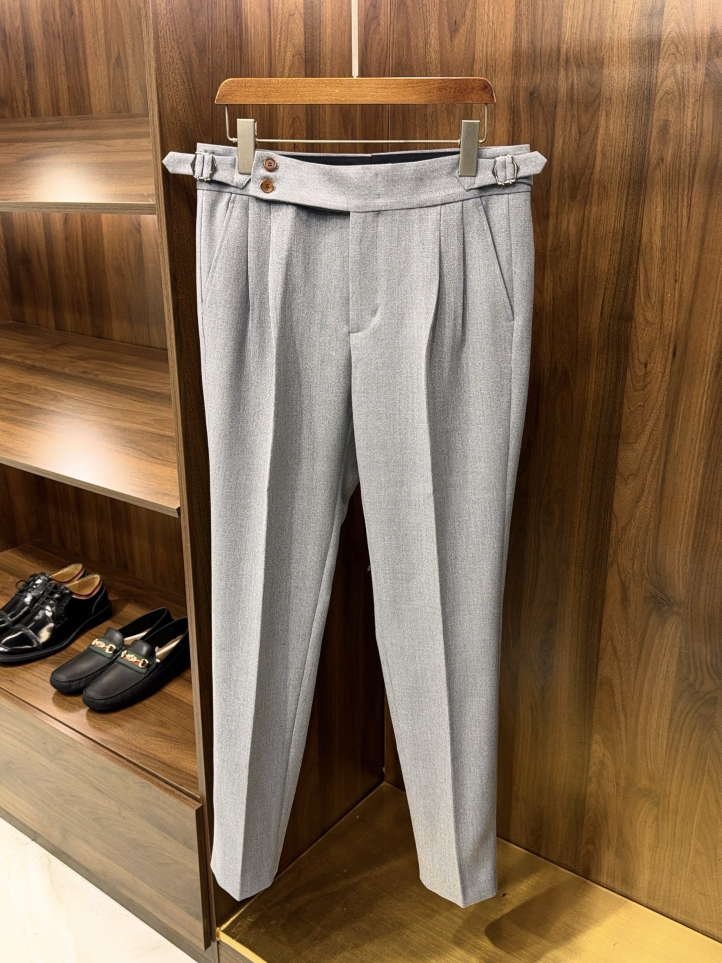 NO:775972,[Italian Naples adjustable elastic sword buckle double trousers pleat design, essential elements of old money style, including acetate wool, imported fabrics for commuting casual trousers] Old money style Italian commuting aesthetics, men's Naples acetate wool casual trousers.  When the impetuous trend fades away, the true style finally settles down to classics. This Naples casual trousers, based on the low-key luxury of old money style and with Italian craftsmanship as its soul, reshapes the elegant boundary between commuting and leisure for contemporary elite men. Selected customers for import.  Acetate wool blended fabric perfectly combines the warmth and breathability of wool with the drape and wrinkle resistance of acetate fiber. It feels as delicate as silk and has a restrained and high-end luster. It can maintain a crisp shape even if you sit for a long time, and can easily cope with diverse scenarios of business negotiations and weekend parties.  The classic double trousers pleat design is hidden in ingenuity. It not only reserves sufficient space for the crotch and legs, but also modifies the leg shape with three-dimensional tailoring to create a tall and slender body line. The waistband is equipped with an adjustable elastic sword buckle, breaking the restraint of traditional trousers.  Focusing on comfortable fit and exquisite details, it shows the relaxed and elegant style of Italian style. The neat trousers eliminate redundant decoration and only use simple lines to outline a calm temperament, which appropriately interprets the core essence of old money style of 'low-key and unobtrusive, texture hides details'.  From the morning light in the office building to the dusk in the cafe, these trousers cover your daily style with multiple adaptability. Paired with a white shirt, it is a smart business style, and combined with a knitted sweater, it is elegant and casual, and can be easily switched in different scenes. Every stitch embodies the ultimate pursuit of quality, and every outfit may hide an exquisite attitude towards life, allowing you to show an effortless sense of luxury in every move. M-3XL, Louis Vuitton - clothing, louis  vuitton,shirts,19860909【意式那不勒斯可调节松紧宝剑扣双裤褶设计老钱风必备元素含醋酸羊毛客供进口面料通勤款休闲西裤】老钱风骨意式通勤美学,男士那不勒斯醋酸羊毛休闲西裤. 当浮躁潮流褪去,真正的格调终归于经典沉淀.这款那不勒斯休闲西裤,以老钱风的低调奢华为骨,以意式匠艺为魂,为当代精英男士重塑通勤与休闲的优雅边界.甄选客供进口醋酸羊毛混纺面料,将羊毛的温润透气与醋酸纤维的垂坠抗皱完美融合,触感细腻如丝,光泽内敛高级,即便久坐也能保持挺括形态,轻松应对商务谈判与周末聚会的多元场景. 经典双裤褶设计暗藏巧思,不仅为胯部与腿部预留充足活动空间,更以立体剪裁修饰腿型,塑造挺拔修长的身形线条.裤腰处搭载可调节松紧宝剑扣,打破传统西裤的束缚感,兼顾舒适贴合与精致细节,尽显意式穿搭的松弛有度.利落的裤型摒弃冗余装饰,仅以简约线条勾勒沉稳气质,恰如其分地诠释了老钱风“低调不张扬,质感藏细节”的核心精髓. 从写字楼的晨光到咖啡馆的暮色,这款西裤以多元适配性承包你的日常格调.搭配白衬衫是干练商务范,组合针织衫显儒雅休闲感,轻松在不同场景中切换自如.每一处针脚都凝聚着对品质的极致追求,每一种穿搭可能都藏着对生活的精致态度,让你在举手投足间,尽显不费力的高级感.M-3XL,路易威登-服装,louis vuitton,shirts,,Women's clothing