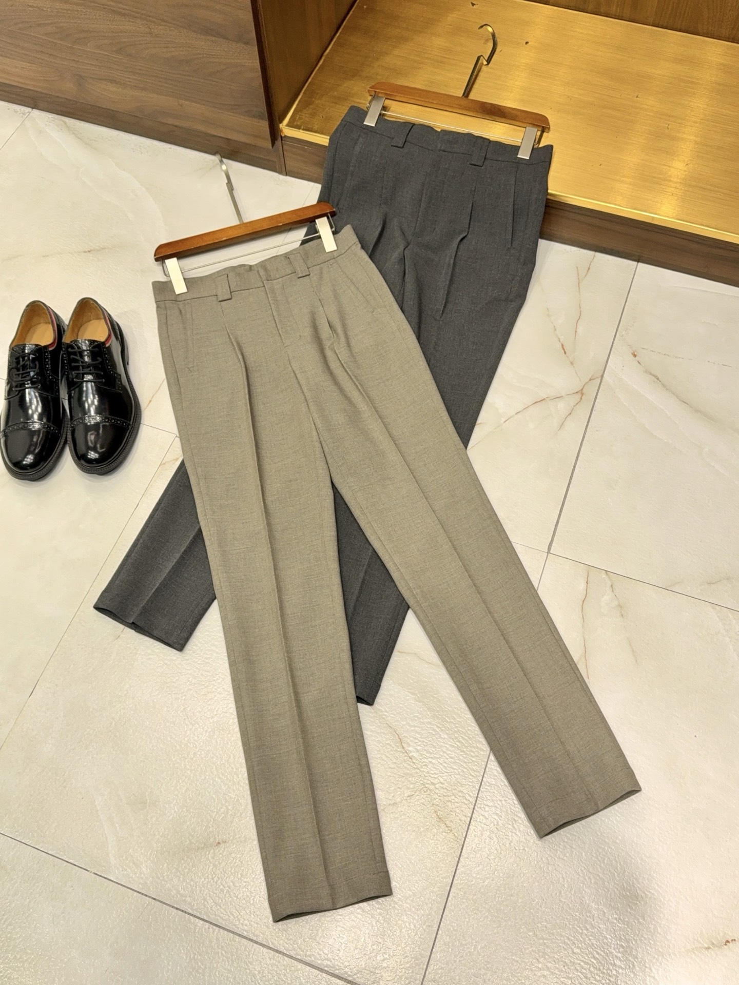 NO:773710,【Comfortable and simple single pleat design!  Containing 65% wool fabric, tall and unique pockets, capable and exquisite casual trousers] A balanced aesthetic of comfort and stiffness, 65% wool single-pleat casual trousers. In daily wear, men need a pair of casual trousers that can not only take into account the sense of dignity, but also do not restrict movement - this single-pleat design containing 65% wool just hits the demand pain point, integrating comfort, simplicity and sophistication, becoming a versatile and practical item in the wardrobe.  Selected high-quality blended fabrics containing 65% wool are the core highlight of these trousers. The wool fiber has natural drape properties, and the upper body presents a neat and straight line. It can maintain a crisp shape without deliberate ironing, saying goodbye to the embarrassment of being soft and sloppy; at the same time, wool is breathable  The skin-friendly nature makes the wearing experience warmer. It is not sweaty when commuting in spring and autumn, and is not tight when worn in winter. It is suitable for wearing in all seasons. The blending process optimizes the wrinkle resistance and durability of the fabric, making daily care easy and worry-free. It is not easy to leave marks after sitting for a long time, taking into account practicality and texture.  The single pleat design is an ingenious idea that balances comfort and style. Different from the complexity of multiple pleats, a single pleat is visually simple and elegant. It not only adds a subtle sense of layering to the pants shape, but also cleverly releases the movement space of the waist and legs. There is no sense of restraint when sitting or walking for a long time, which is suitable for business.  Suitable for various scenarios such as commuting and daily leisure. The tailoring of trousers follows the principle of 'simple but not simple'. The neat straight lines modify the leg shape, do not appear bloated and do not flatter the figure. Whether it is paired with leather shoes to create a light business style, or with casual shoes to create a casual atmosphere, it can be easily controlled.  The details are exquisite, and the unique pocket design is the finishing touch. The smart pockets are cut to fit the pants body, not redundant or obtrusive, which not only retains the practical storage function, but also enhances the overall sense of simplicity; the edges are neatly routed, and the hardware accessories are low-key and textured. Every detail demonstrates the craftsmanship, allowing the 'exquisite' to be hidden inadvertently.  No need for complicated matching, these wool single-pleat casual trousers can balance 'respectability' and 'relaxation' - wearing a shirt at work to show professionalism, and wearing a sweater after get off work to show casualness. It is an ideal choice for men to 'wear comfortably and look high-end' in daily wear, making every trip calm and comfortable. 30-38, shirts,19860909【舒适简洁单褶设计！含65羊毛面料垂度挺拔独特口袋干练精致休闲西裤】舒适与挺拔的平衡美学,65羊毛单褶休闲西裤. 在日常穿搭中,男士需要一条既能兼顾体面感,又不束缚行动的休闲西裤——这条含65羊毛的单褶设计款,恰好精准击中需求痛点,将舒适、简洁与精致感融为一体,成为衣橱里的百搭实用单品. 精选含65羊毛的优质混纺面料,是这条西裤的核心亮点.羊毛纤维自带天然垂坠属性,上身呈现出利落顺直的线条感,无需刻意熨烫也能保持挺括形态,告别软塌显邋遢的尴尬；同时羊毛的透气与亲肤特质,让穿着体验更具温度,春秋通勤不闷汗,冬季内搭不紧绷,四季穿着皆适宜.混纺工艺更优化了面料的抗皱性与耐用度,日常打理轻松省心,久坐起身也不易留痕,兼顾实用性与质感. 单褶设计是兼顾舒适与格调的巧思.不同于多褶的繁复,单一褶皱在视觉上简洁大气,既为裤型增添了微妙的层次感,又巧妙释放了腰部与腿部的活动空间,久坐、行走皆无束缚感,适配商务通勤、日常休闲等多种场景.裤型剪裁遵循“简约不简单”的原则,利落直筒线条修饰腿型,不显臃肿不挑身材,无论是搭配皮鞋打造轻商务风格,还是配休闲鞋营造随性氛围,都能轻松驾驭. 细节之处见精致,独特口袋设计成为点睛之笔.干练的口袋剪裁贴合裤身,不冗余不突兀,既保留了实用收纳功能,又强化了整体的简洁感；边缘走线工整细密,五金配件低调有质感,每一处细节都彰显着匠心工艺,让“精致”藏在不经意间. 无需复杂搭配,这条羊毛单褶休闲西裤就能平衡“体面感”与“松弛感”——上班时配衬衫彰显专业,下班后搭针织衫流露随性,是男士日常穿搭中“穿得舒服、看得高级”的理想选择,让每一次出行都从容自在.30-38,,shirts,,Men's clothing
