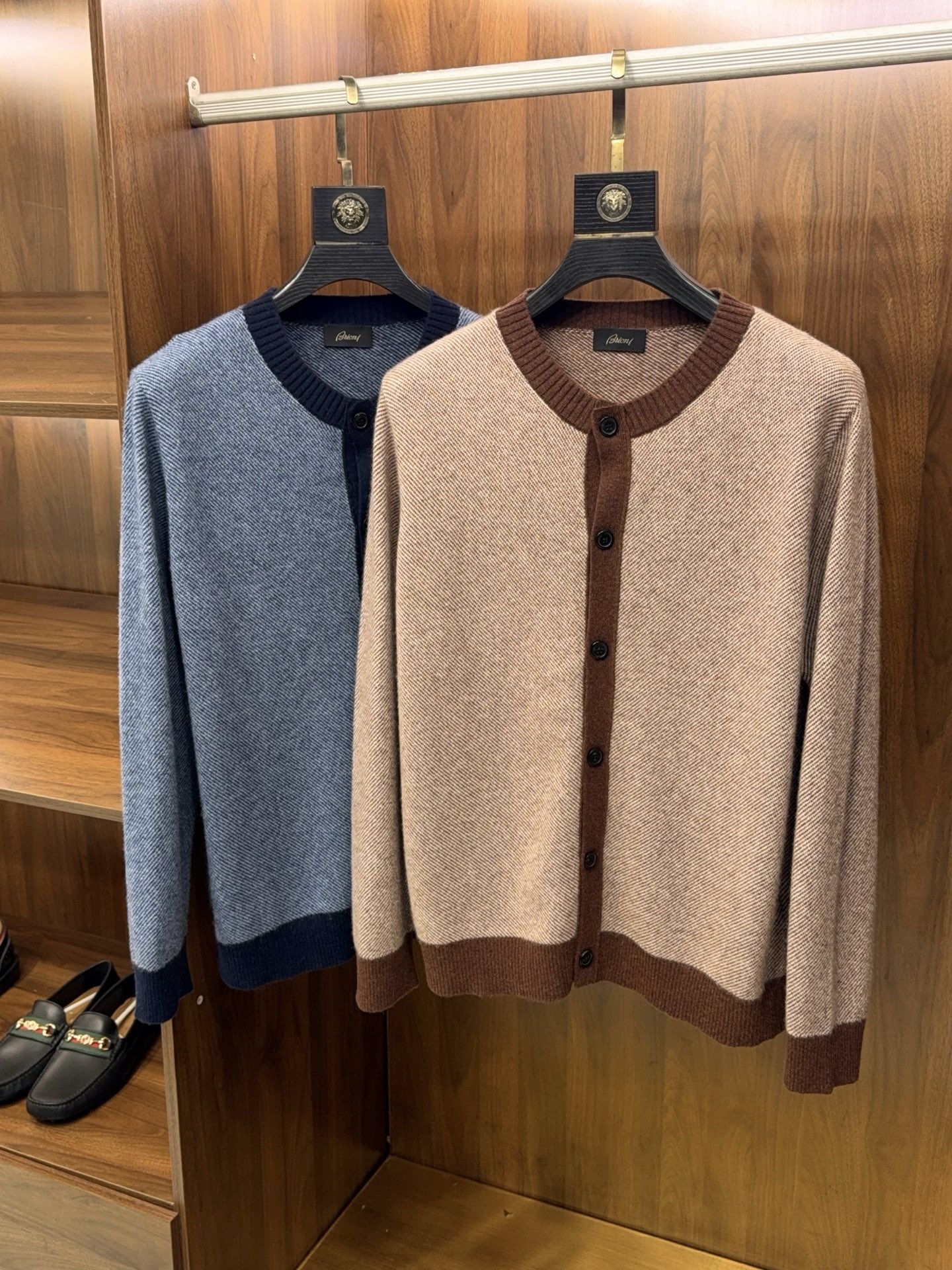 亨利领开衫来了哦！美式复古质感无领结构含35%羊绒65%羊毛纱线撞色边条罗口纽扣款羊绒开衫针织衫美式复古