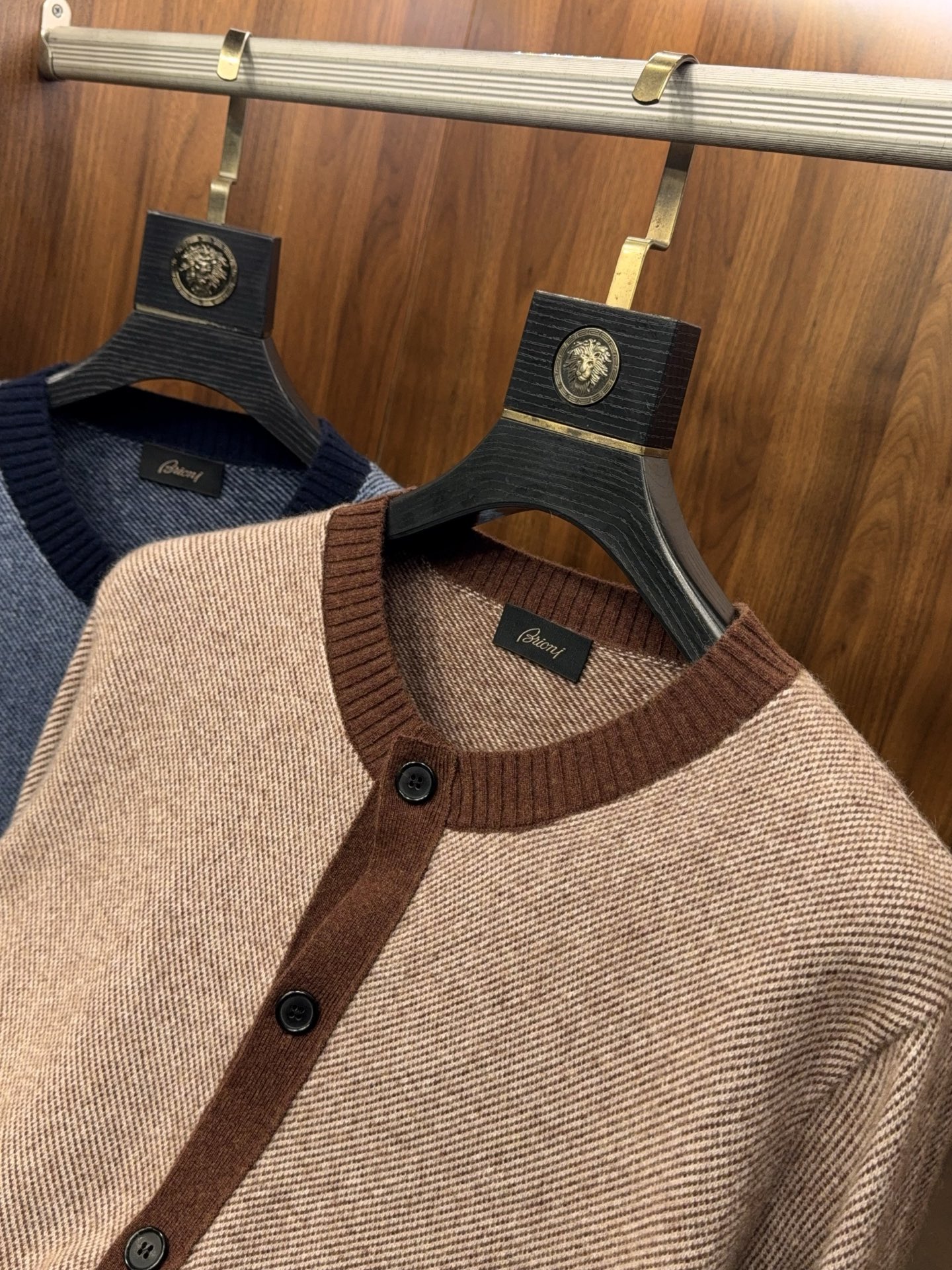 亨利领开衫来了哦！美式复古质感无领结构含35%羊绒65%羊毛纱线撞色边条罗口纽扣款羊绒开衫针织衫美式复古