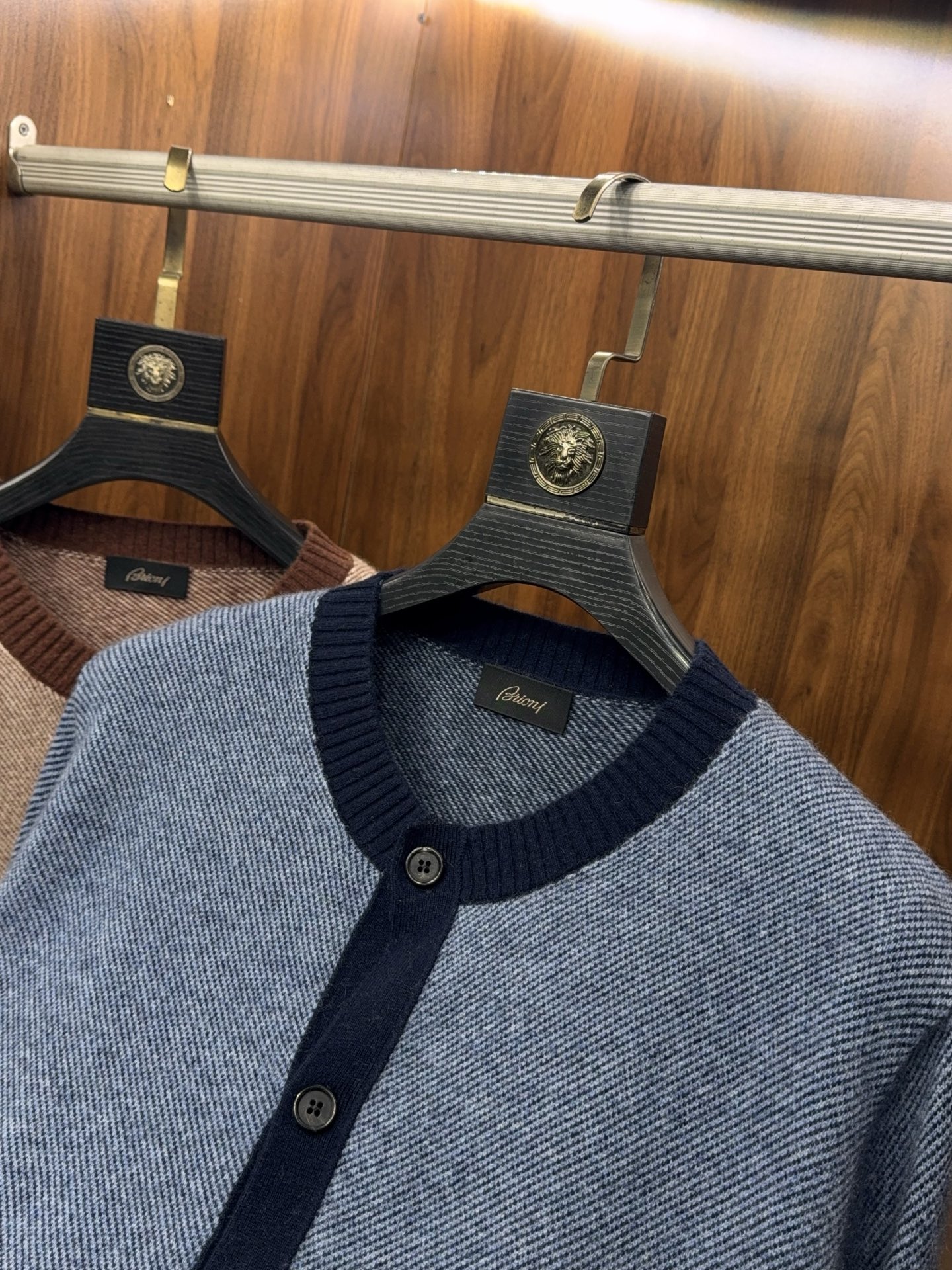 亨利领开衫来了哦！美式复古质感无领结构含35%羊绒65%羊毛纱线撞色边条罗口纽扣款羊绒开衫针织衫美式复古