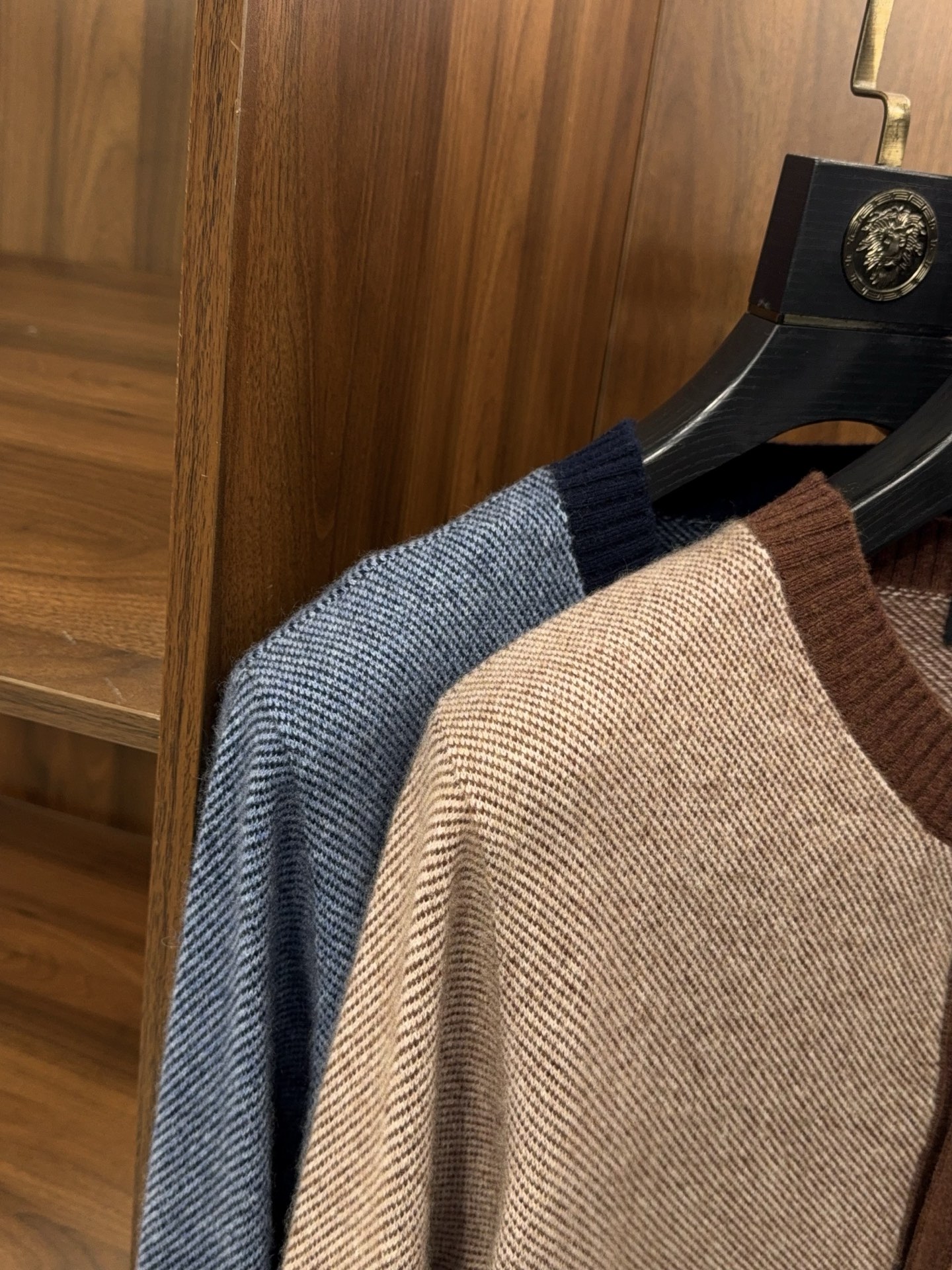 亨利领开衫来了哦！美式复古质感无领结构含35%羊绒65%羊毛纱线撞色边条罗口纽扣款羊绒开衫针织衫美式复古