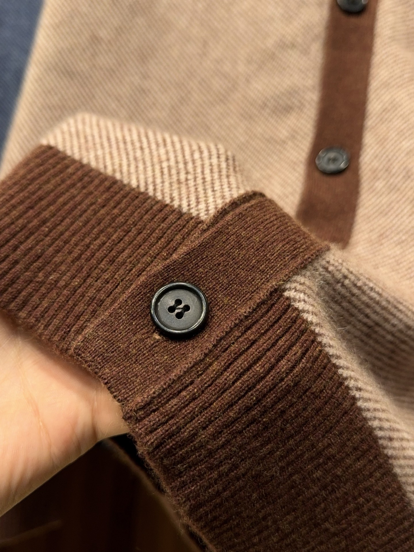 亨利领开衫来了哦！美式复古质感无领结构含35%羊绒65%羊毛纱线撞色边条罗口纽扣款羊绒开衫针织衫美式复古