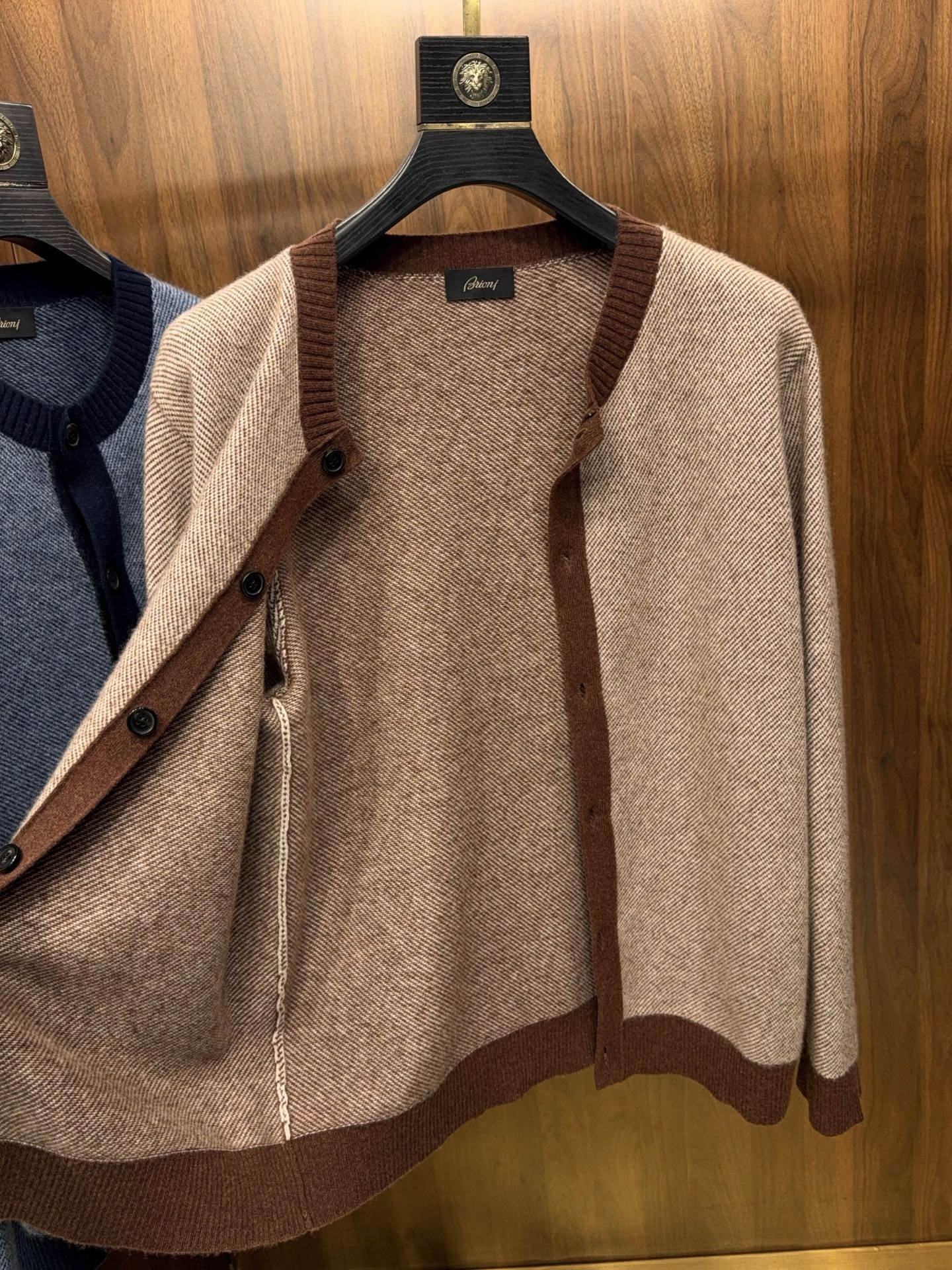 亨利领开衫来了哦！美式复古质感无领结构含35%羊绒65%羊毛纱线撞色边条罗口纽扣款羊绒开衫针织衫美式复古