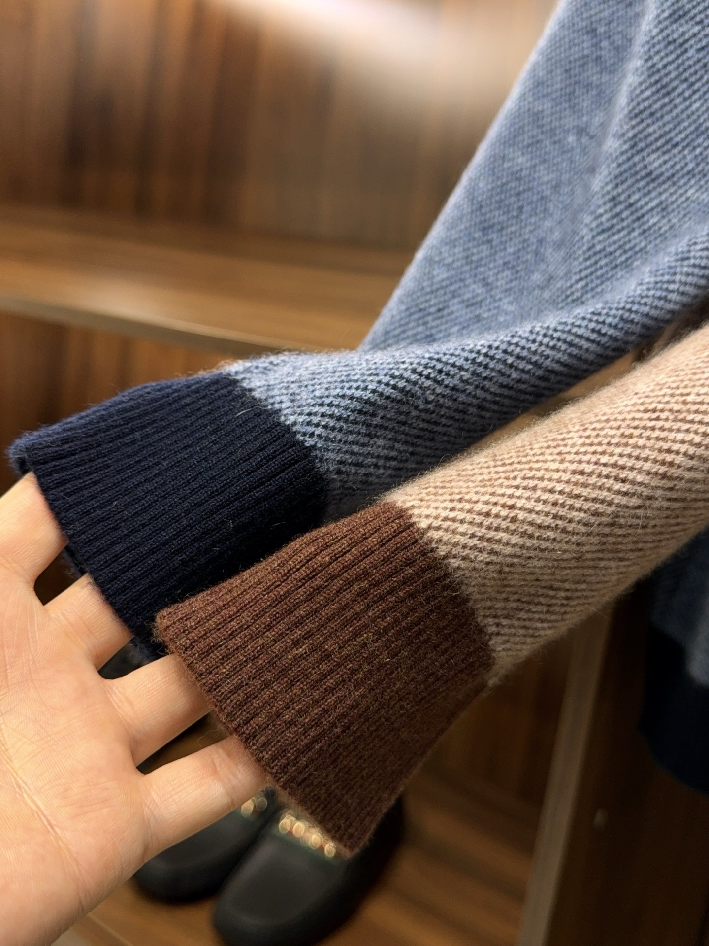 亨利领开衫来了哦！美式复古质感无领结构含35%羊绒65%羊毛纱线撞色边条罗口纽扣款羊绒开衫针织衫美式复古